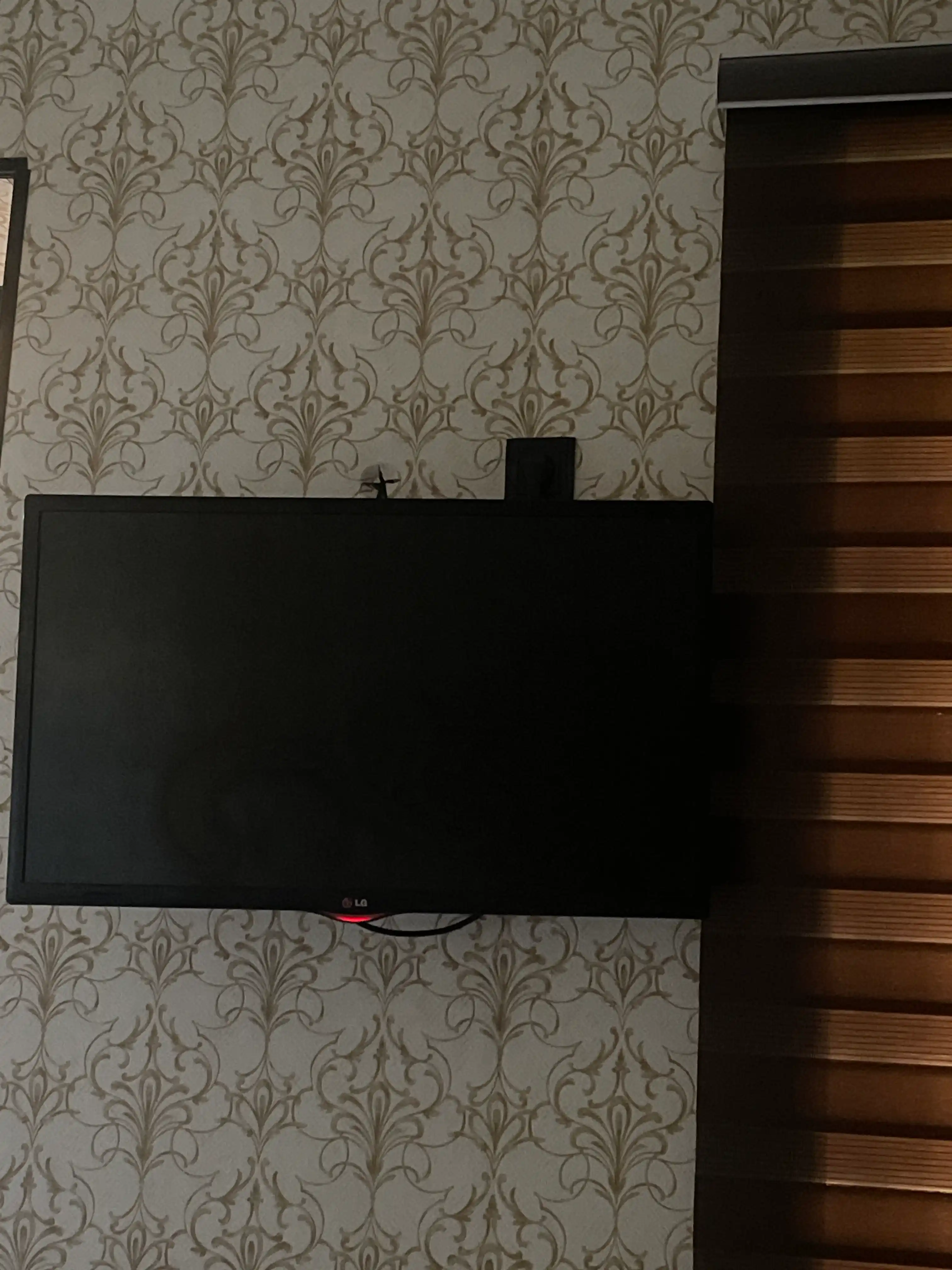 ZENO P-500, 32-70 dyuymli kronshteyn, televizor va monitor uchun taglik