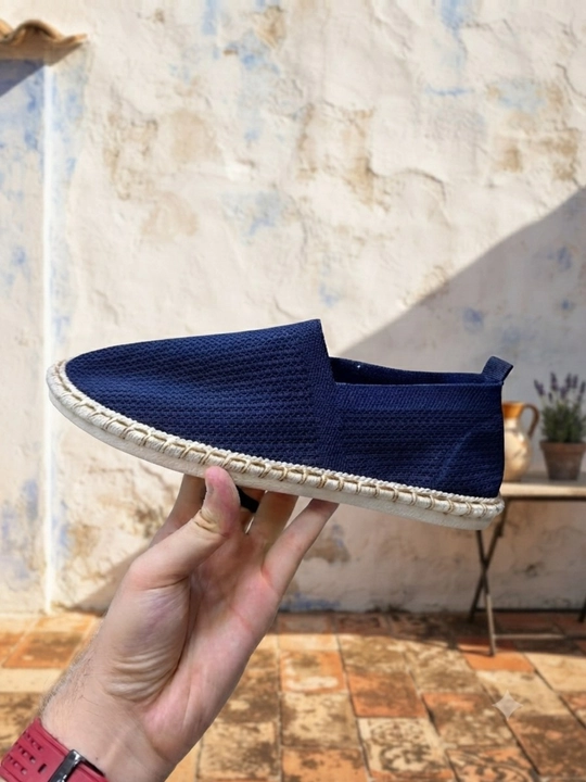 Klassik slip-on (bog'ichsiz) uslubida. Ustki qismi to'qimachilikdan ishlangan bo'lib