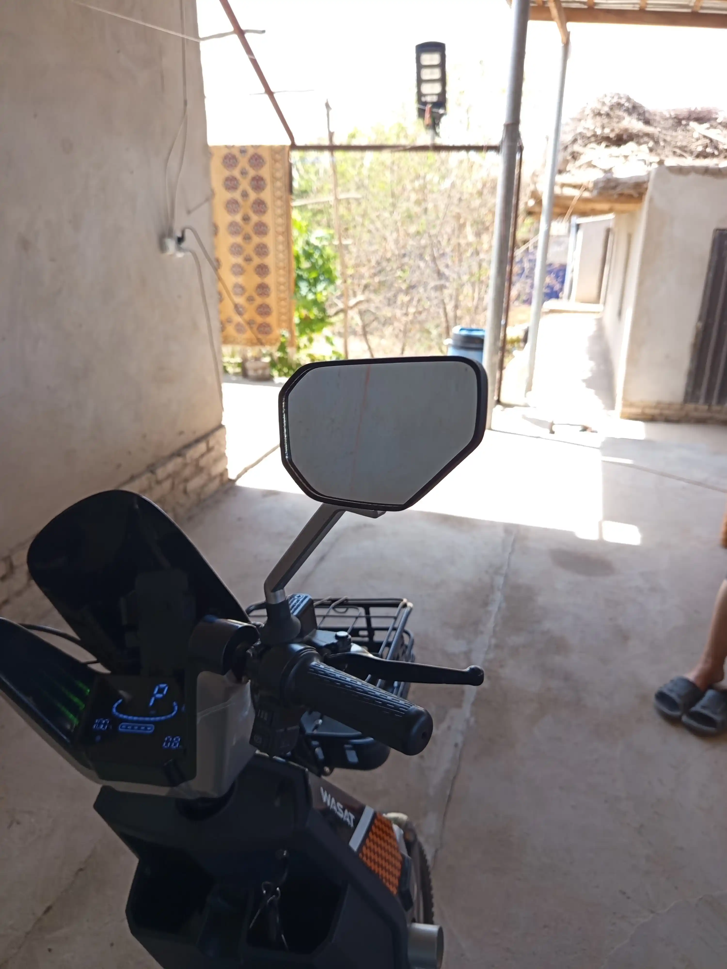 Боковое стекло для скутера универсальное прозрачное