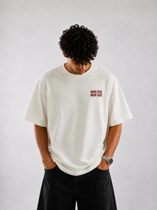 Regular fit "MORE RISK MORE RIZQ" futbolkasi, 100% yuqori sifatli paxta, Unisex, Streetwear