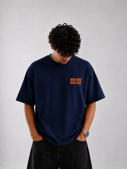 Regular fit "MORE RISK MORE RIZQ" futbolkasi, 100% yuqori sifatli paxta, Unisex, Streetwear