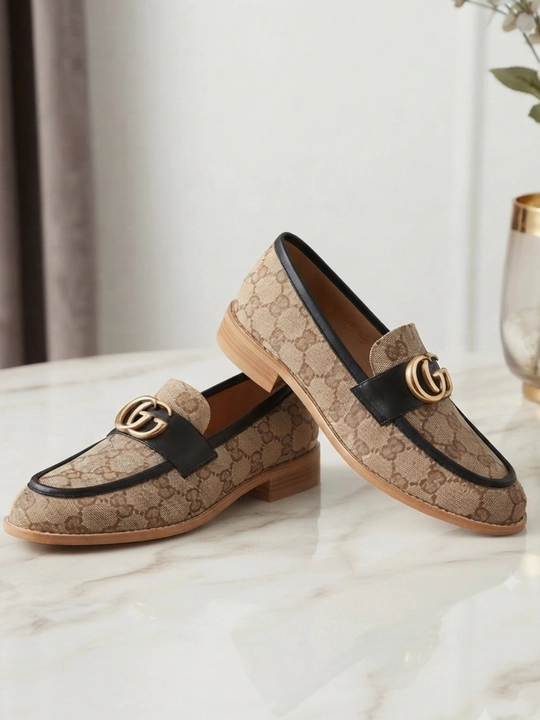 Ayollar uchun klassik uslubdagi charm va matoli mokasinlar, Gucci dizayni