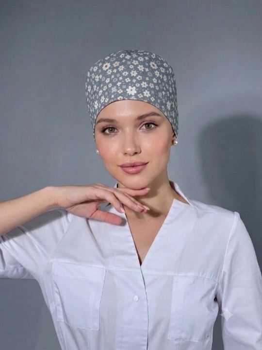 Медицинская шапка на пуговицах и шапка косметолога