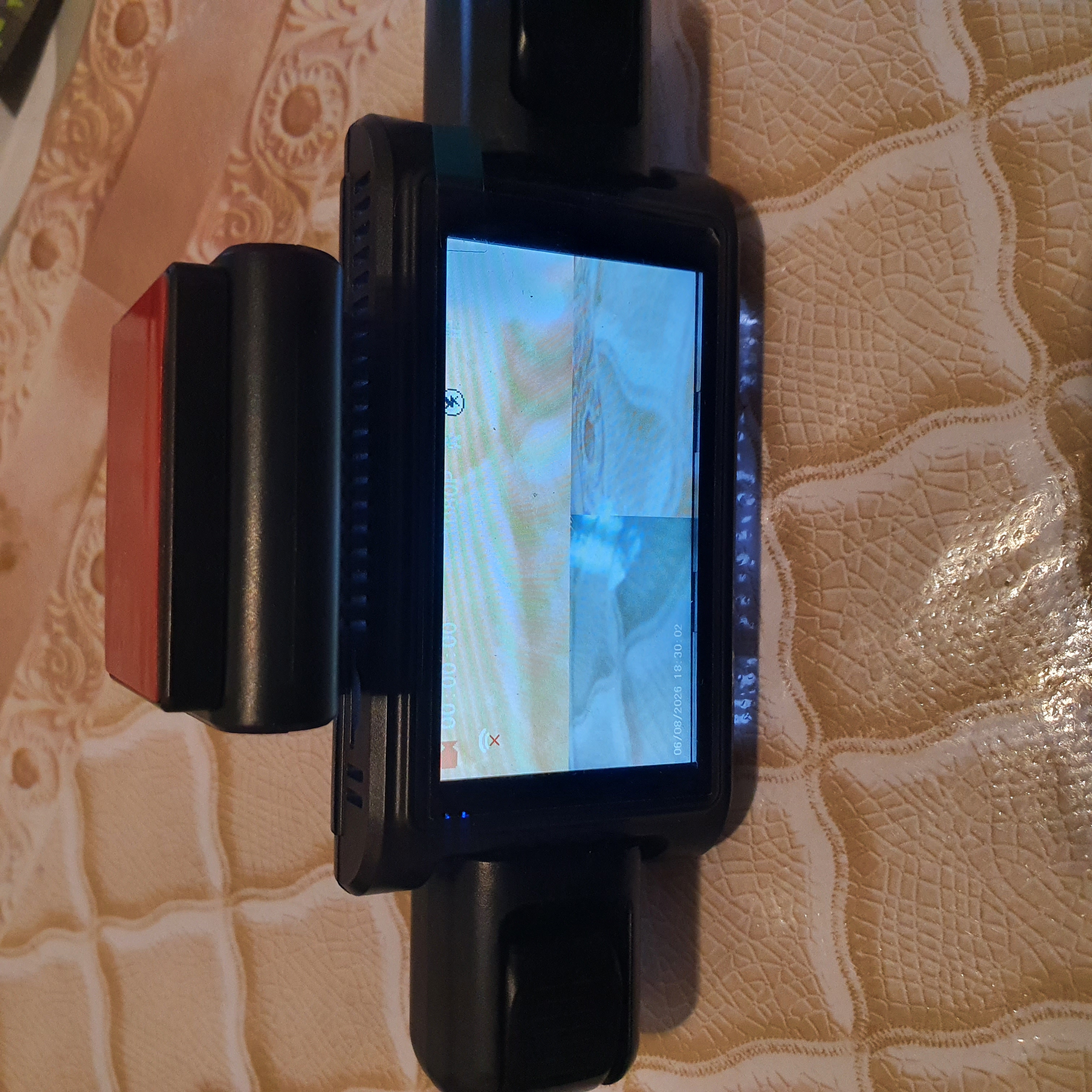 4 kamerali videoregistrator, G-sensor va zarba datchigi bilan jihozlangan