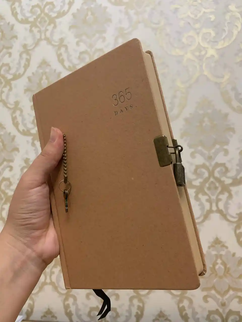 Klassik 365 kunlik kundaliklar va bloknotlar, qulf va kod bilan