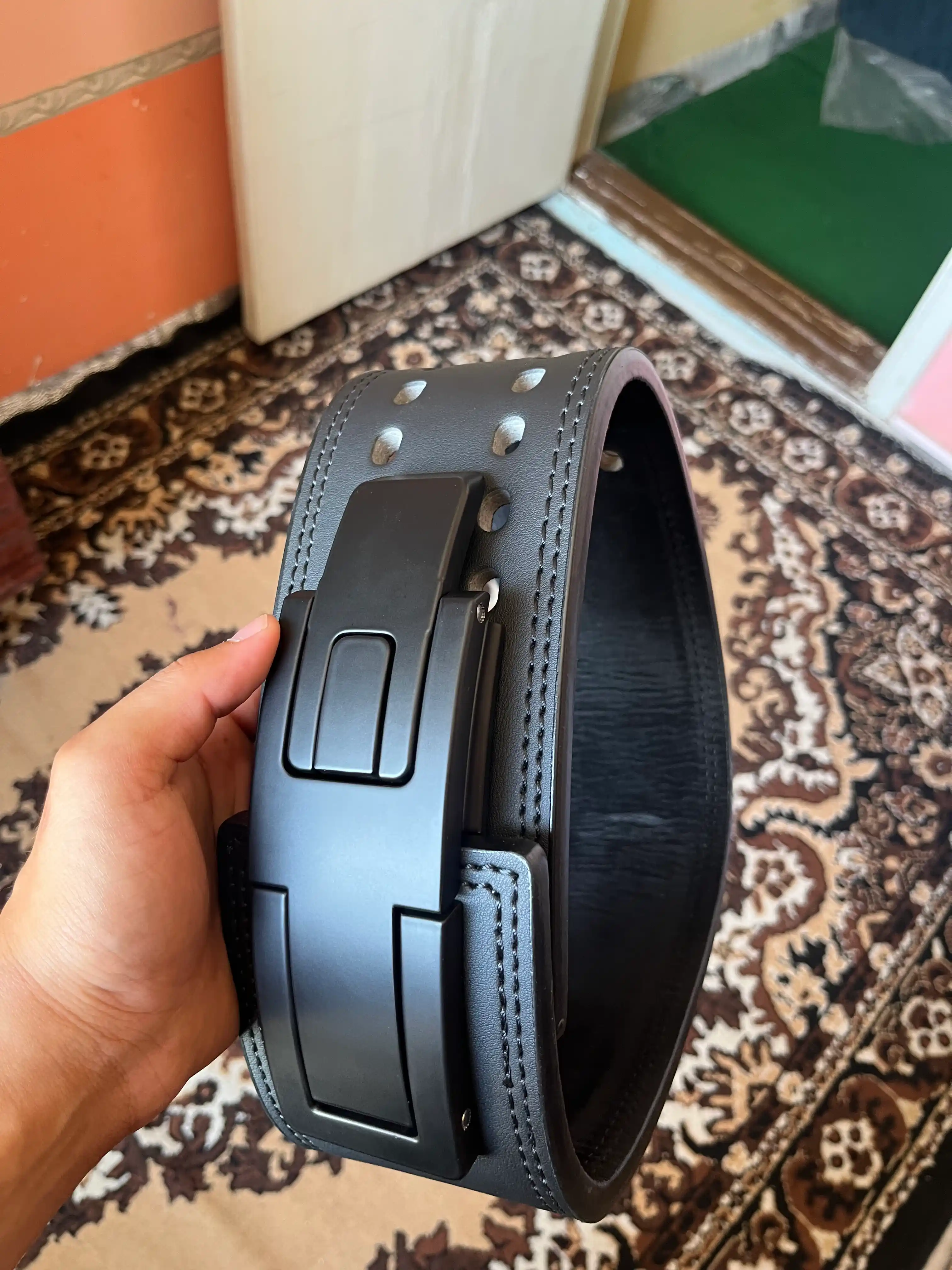 Kamar og'ir atletika va fitnes uchun karabinli kamari