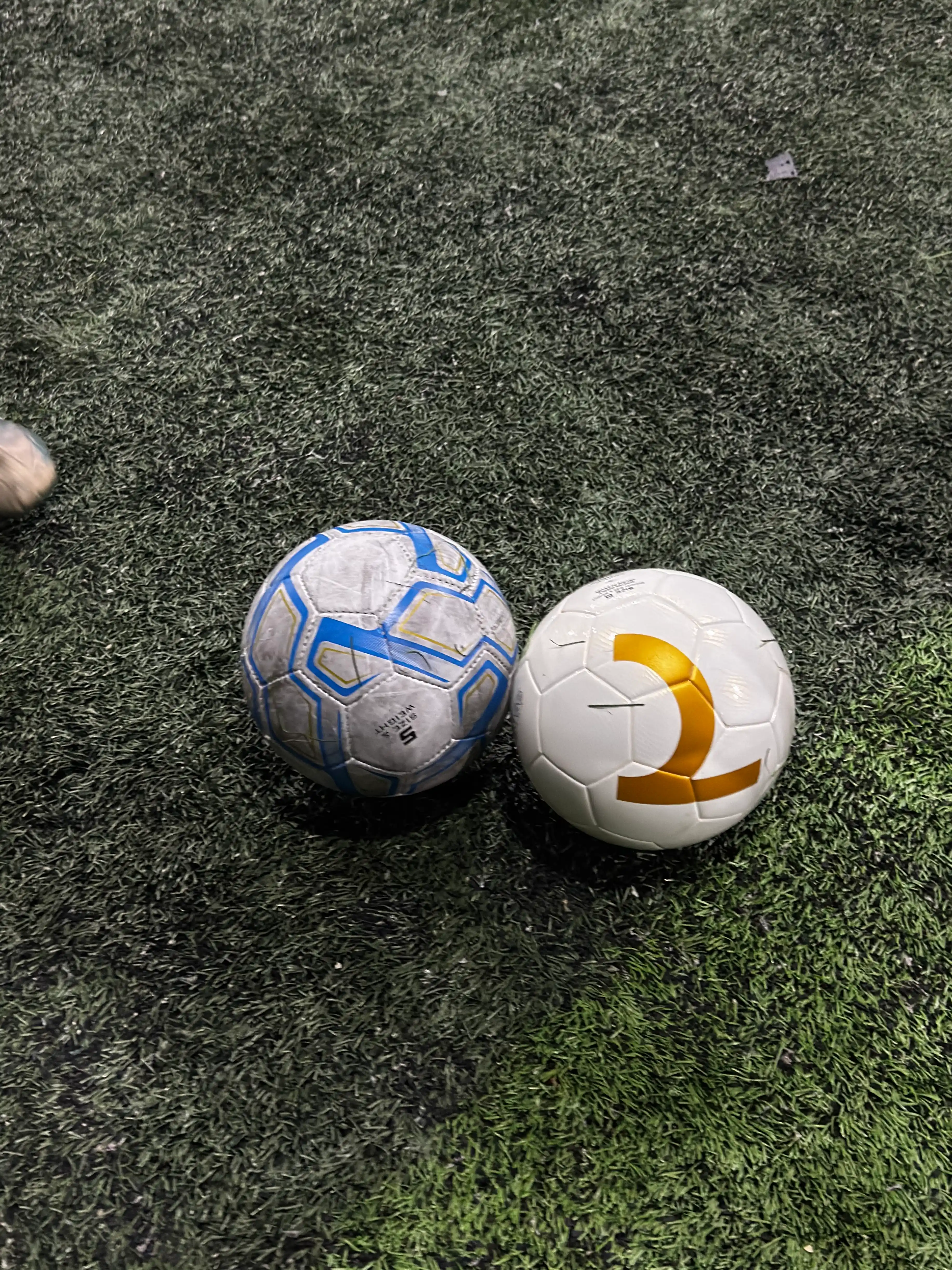 7SABER futbol va futzal to‘pi, 4 va 5-o‘lcham, sovg‘a qutisidagi sport to‘pi