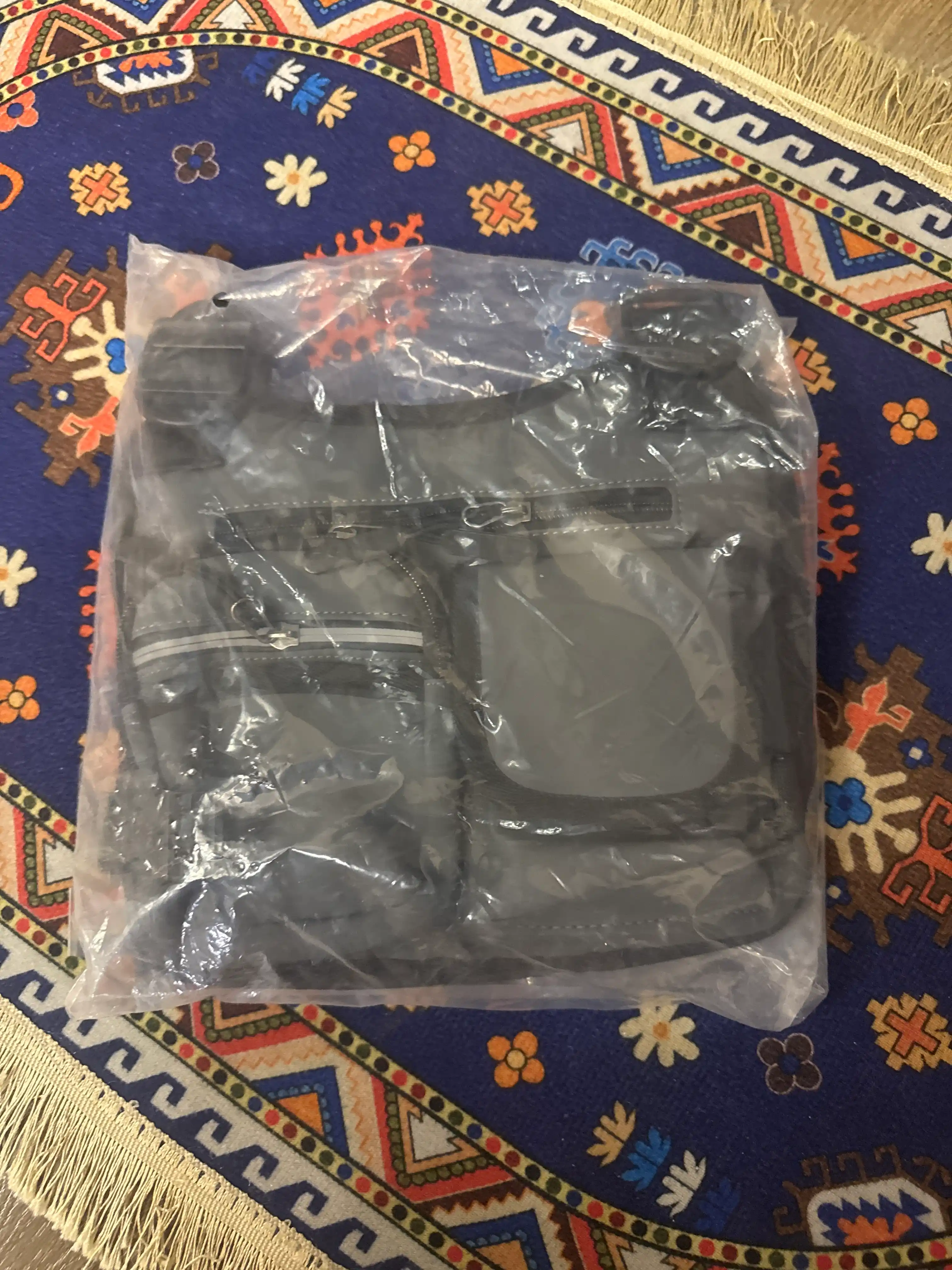 Erkaklar uchun bronjilet uslubidagi ko'krak sumkasi, fermuarli cho'ntaklar bilan