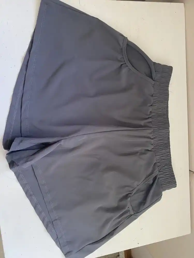 Ayollar sport shortigi, ikki qavatli, velosipedlar bilan, baland o‘rindiqda, taytslar bilan