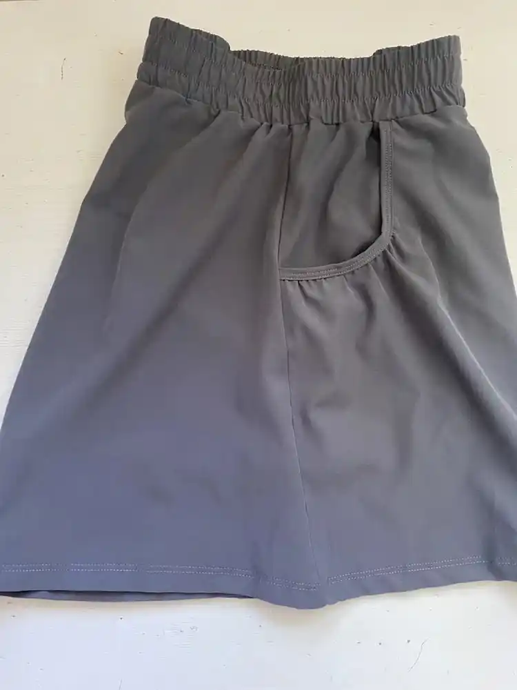 Ayollar sport shortigi, ikki qavatli, velosipedlar bilan, baland o‘rindiqda, taytslar bilan