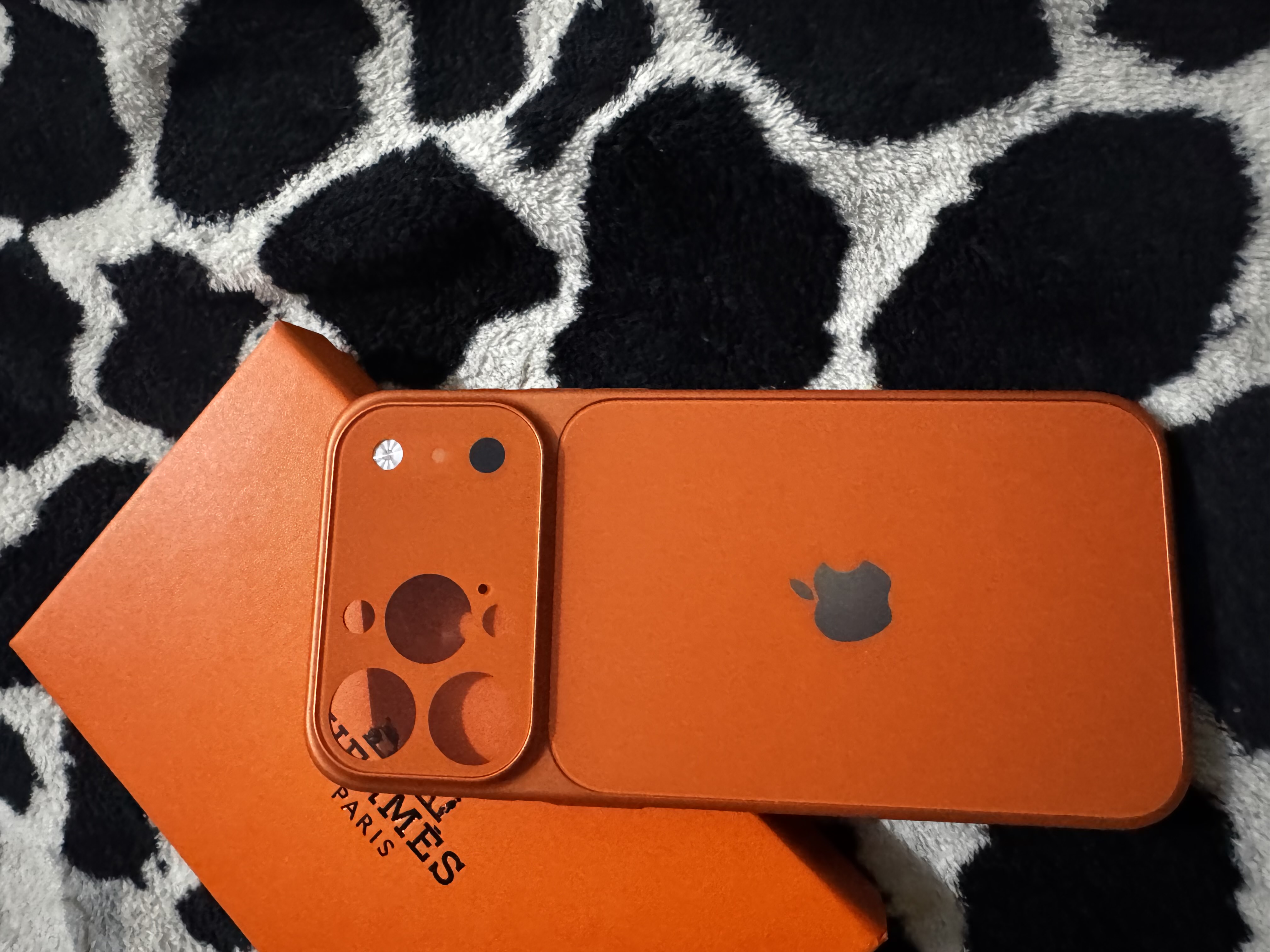 G‘ilof iPhone 13, 14, 15, 16, Pro, Pro Max, rangli, silikon
