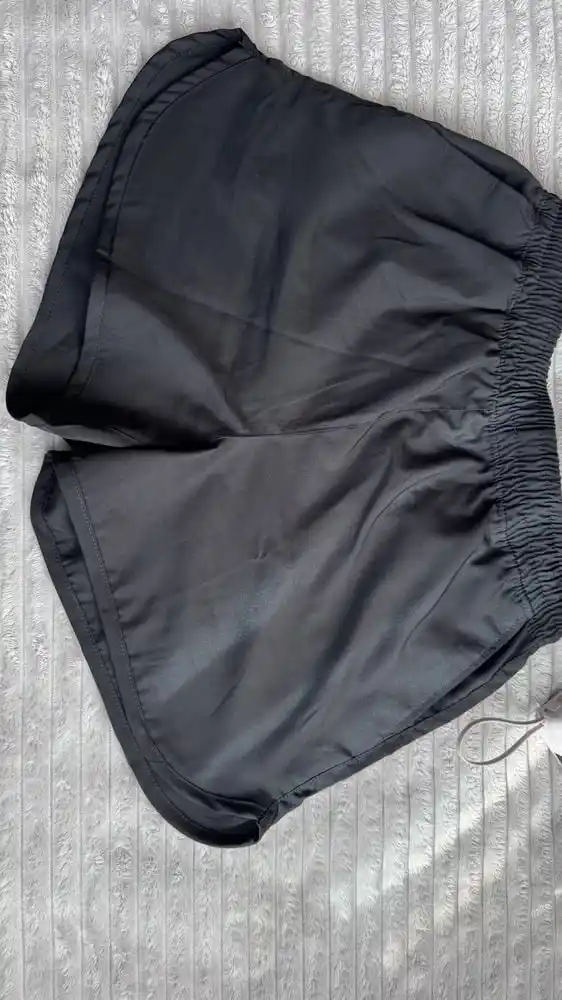 Ayollar sport shortigi, ikki qavatli, velosipedlar bilan, baland o‘rindiqda, taytslar bilan