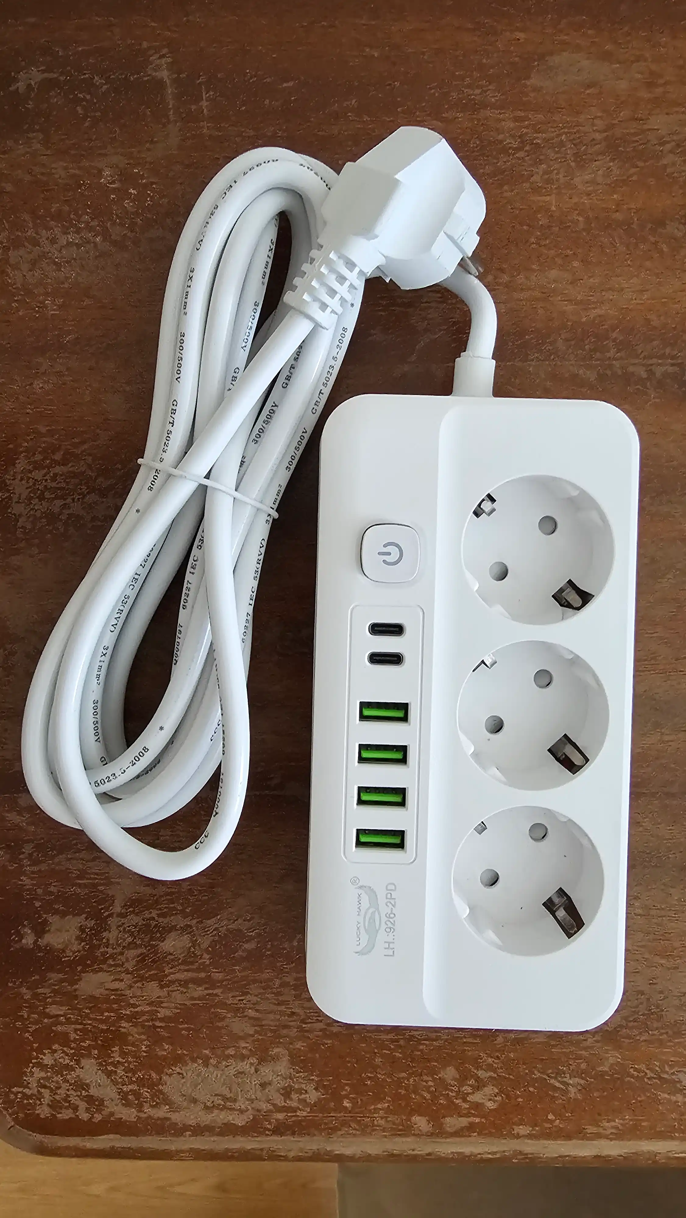 4 ta USB uzaytirgichli va 2 ta Type-C tarmoq filtri, 3 ta rozetka, 3 metr, 2500 vatt