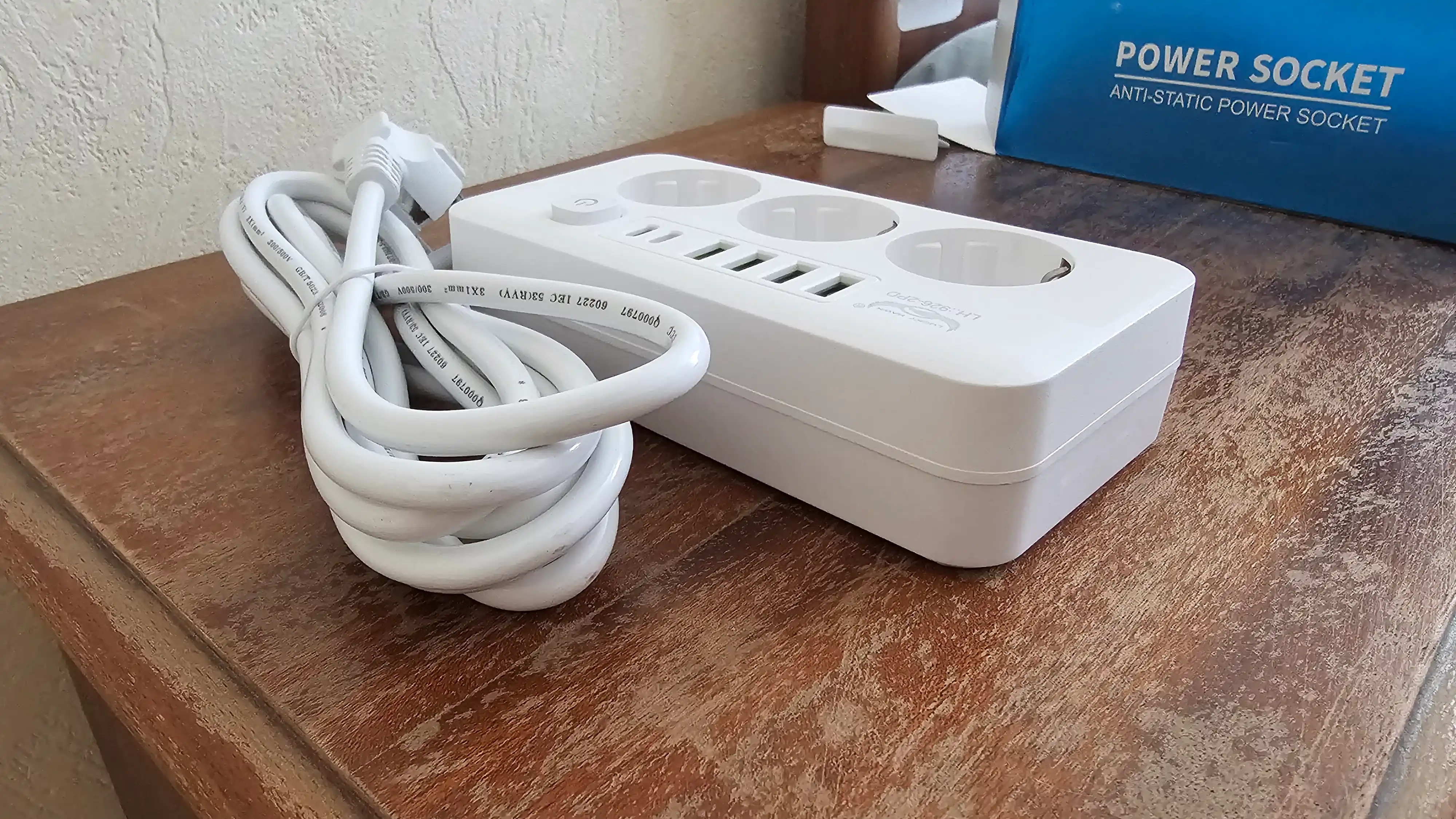 4 ta USB uzaytirgichli va 2 ta Type-C tarmoq filtri, 3 ta rozetka, 3 metr, 2500 vatt