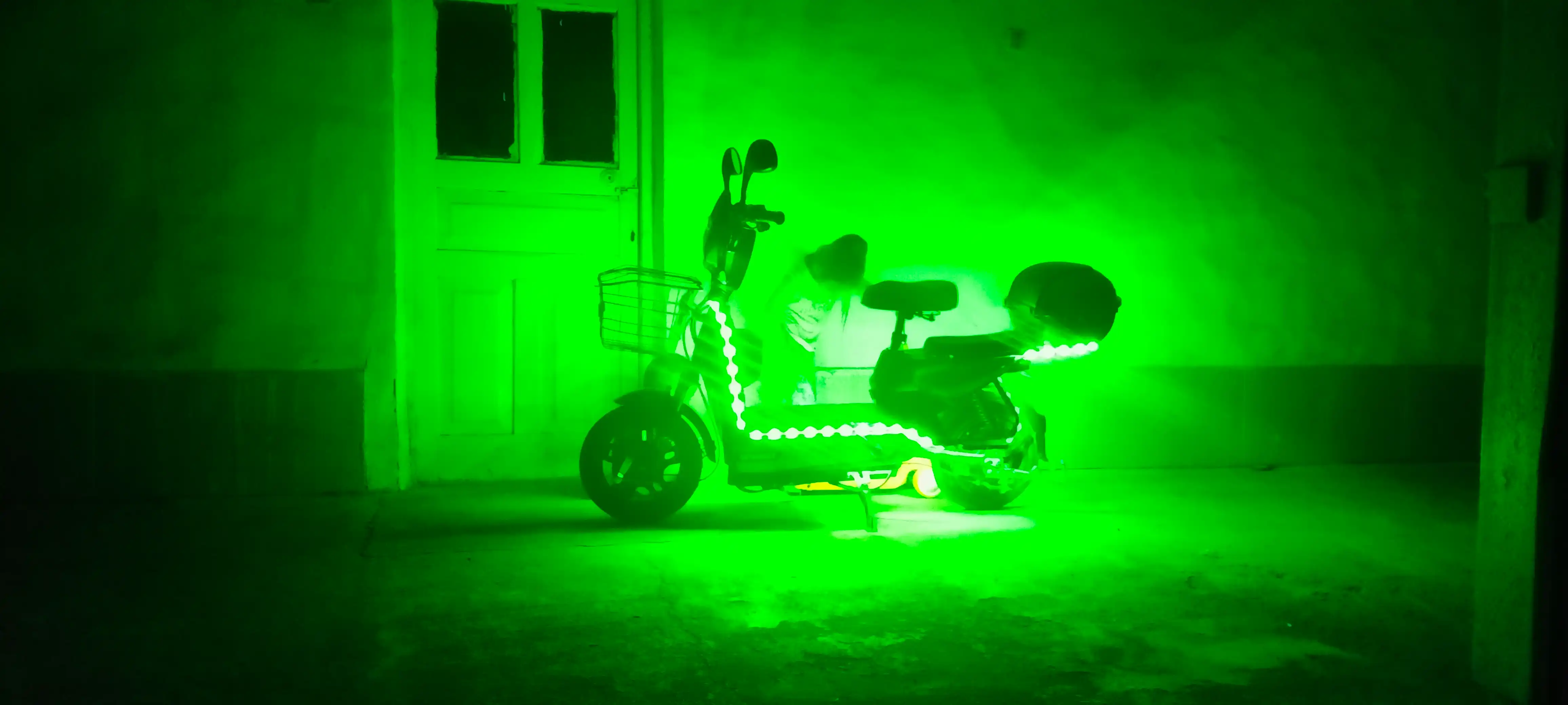 RGB LED masofadan boshqarish pulti bilan 5 metrli LED ko'p rangli lentasi 