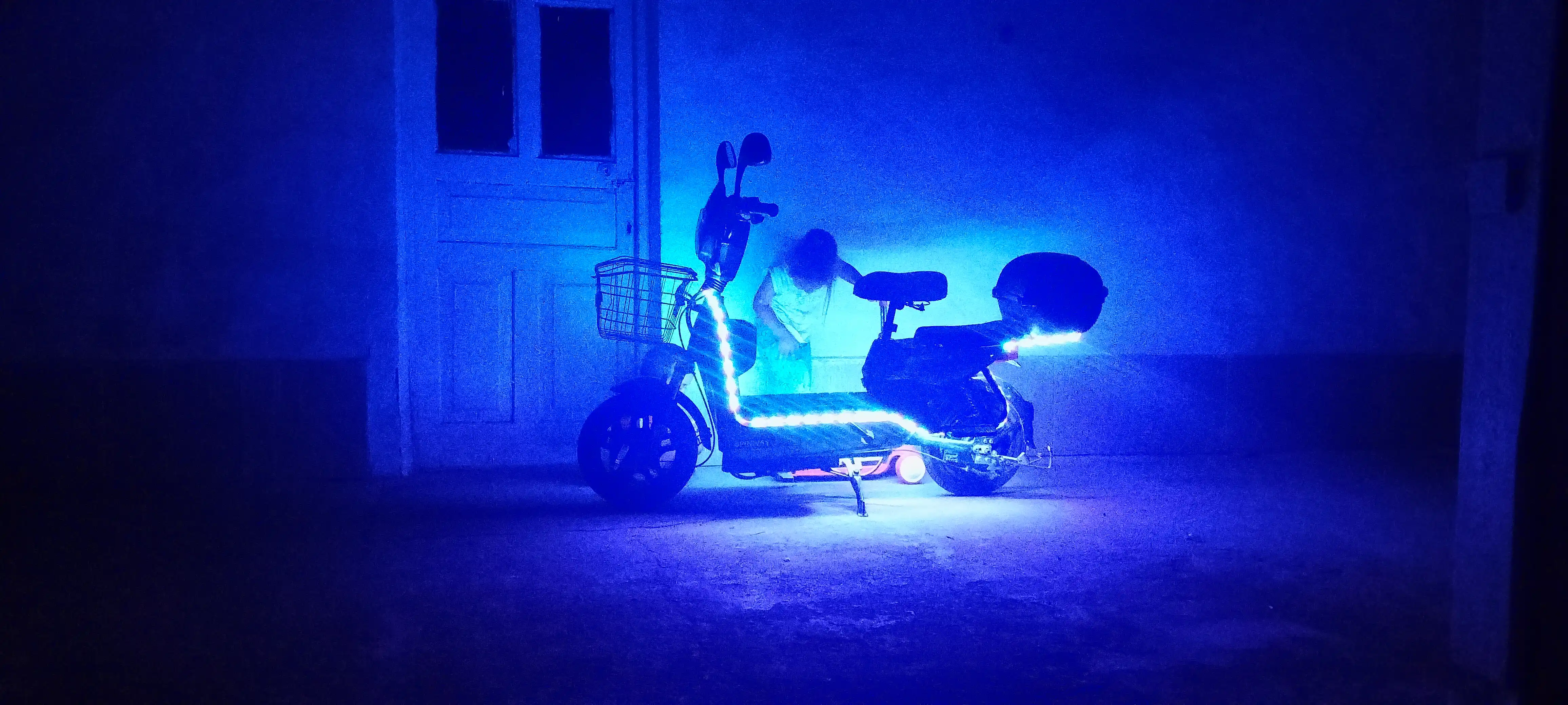 RGB LED masofadan boshqarish pulti bilan 5 metrli LED ko'p rangli lentasi 