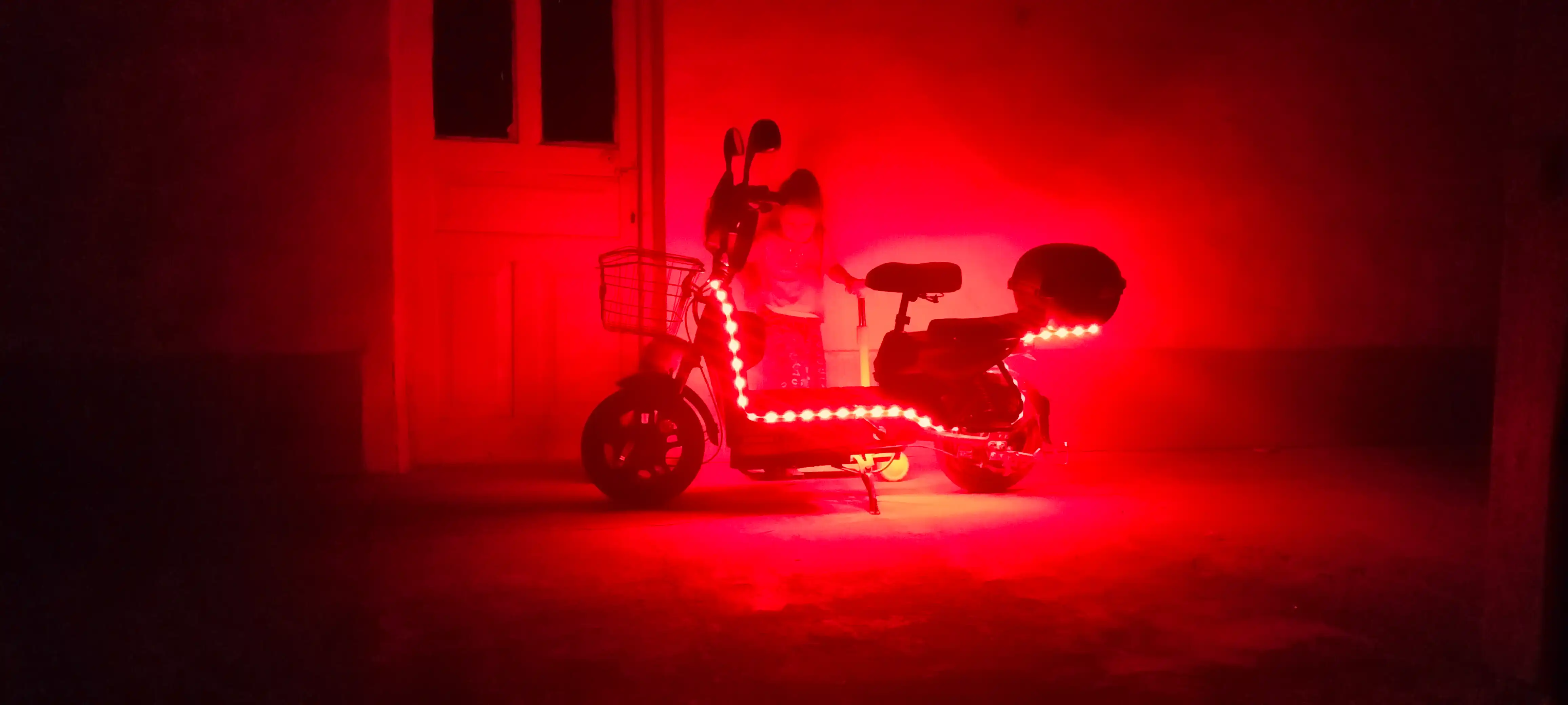 RGB LED masofadan boshqarish pulti bilan 5 metrli LED ko'p rangli lentasi 