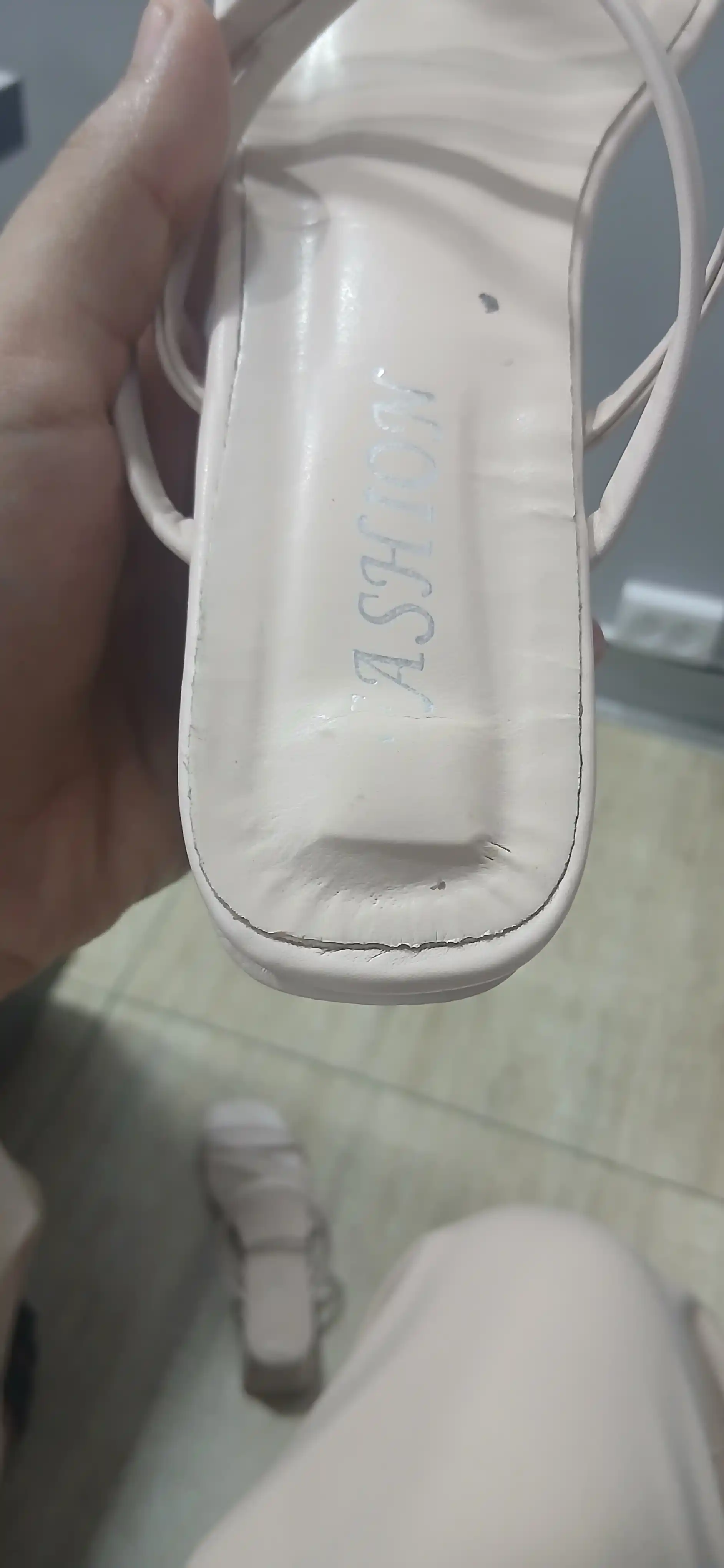 Ayollar uchun bosonojka yozgi, o‘rta poshna, kvadrat burun, minimalistik yozgi sandal