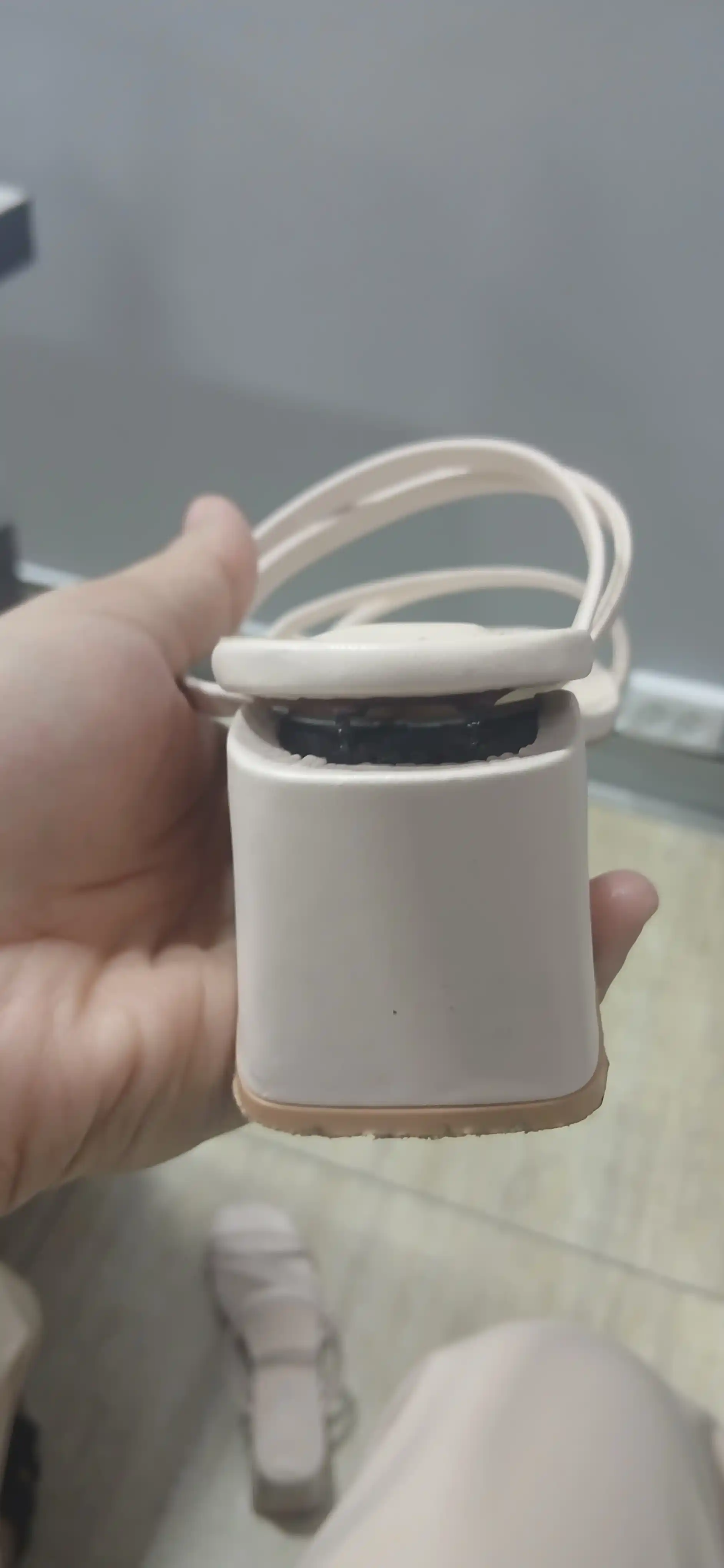 Ayollar uchun bosonojka yozgi, o‘rta poshna, kvadrat burun, minimalistik yozgi sandal