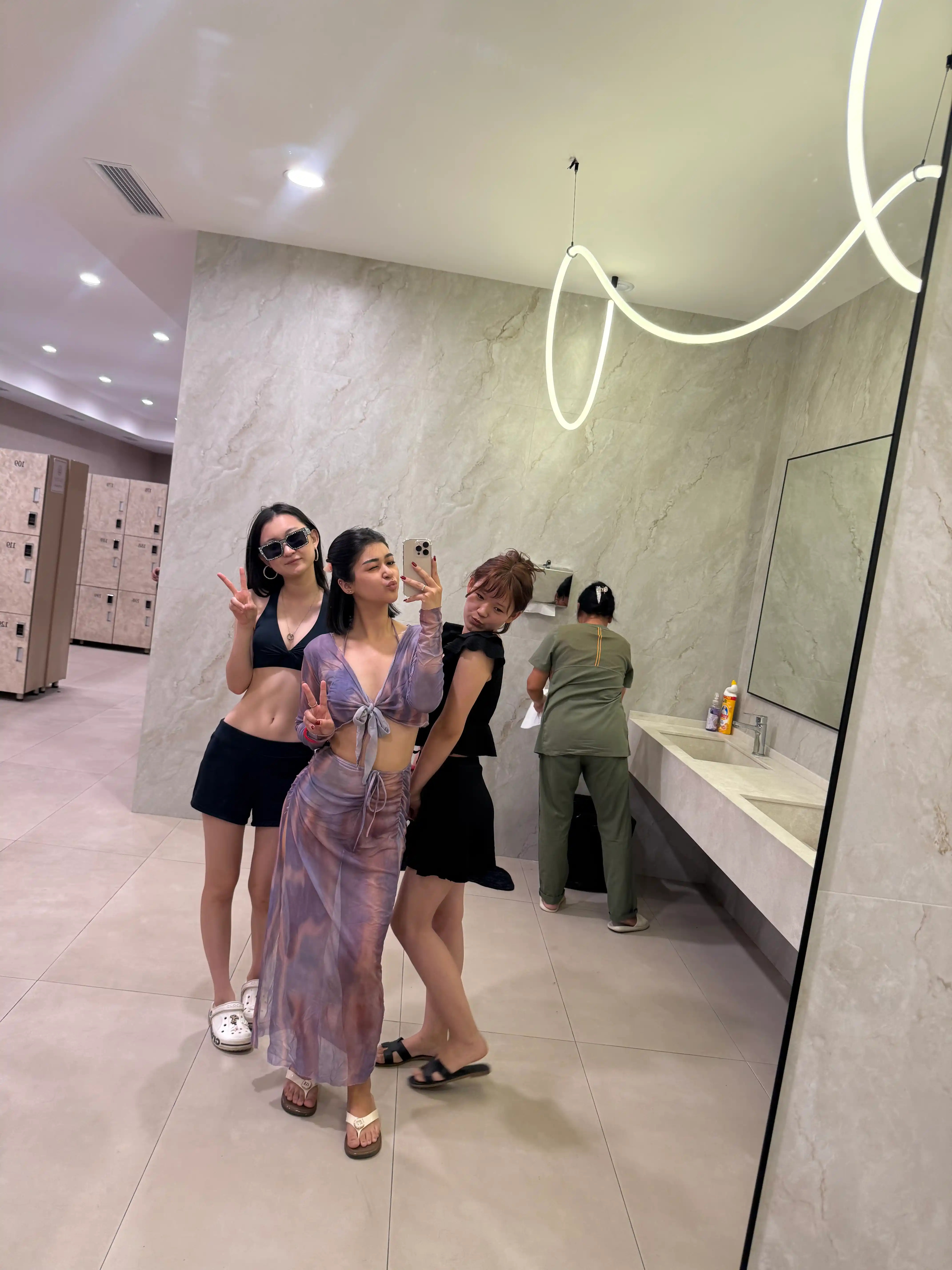 Ayollar uchun 4 ta 1 da ajraladigan cho‘milish kiyimi, pareo yubka va bikini yopinchig‘i bilan