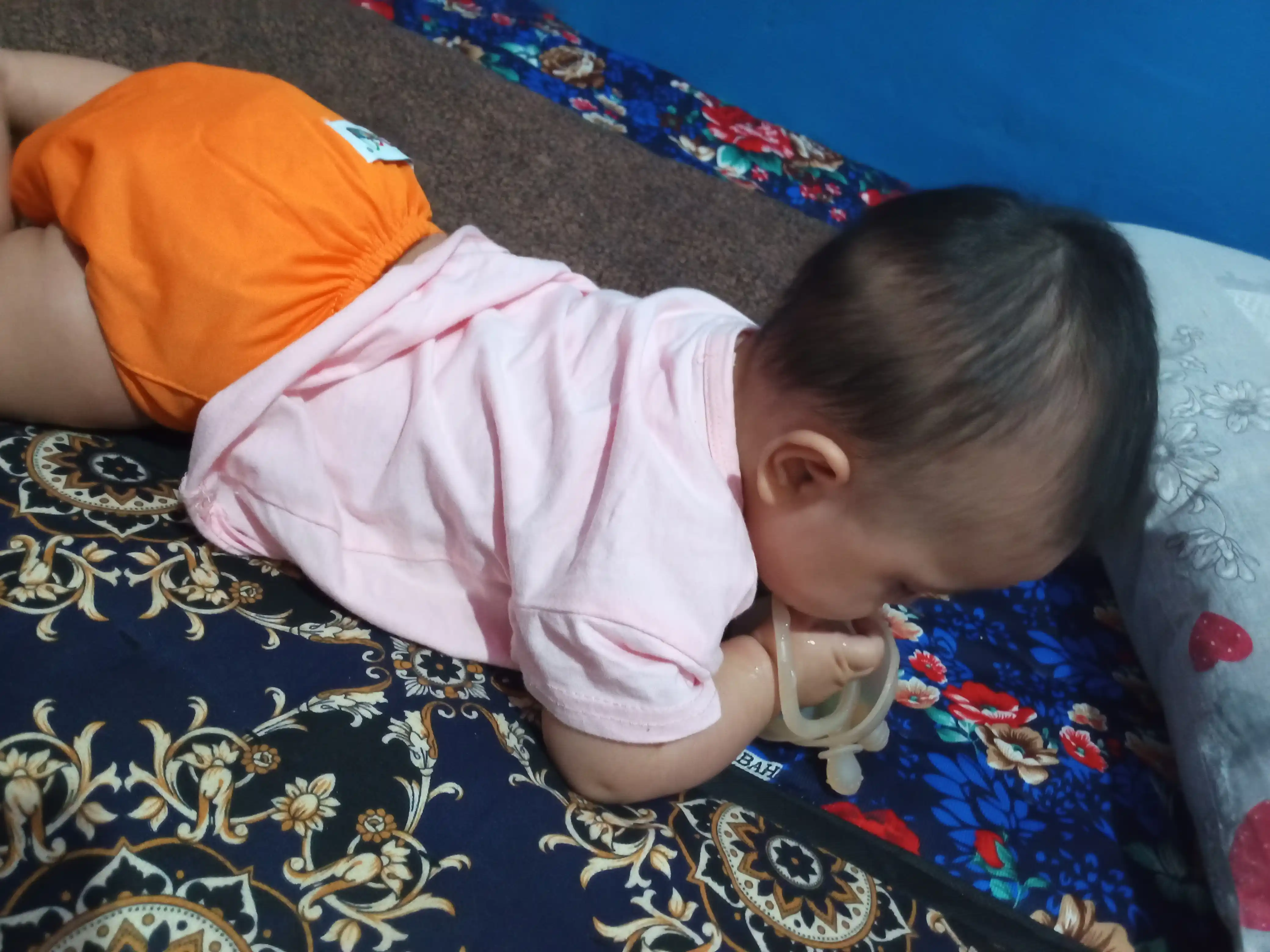 Zubogriz 0+ oydan, qol soʻrishdan saqlaydi.  Chaqaloq qoʻlidan tushib ketmaydi. BPA free