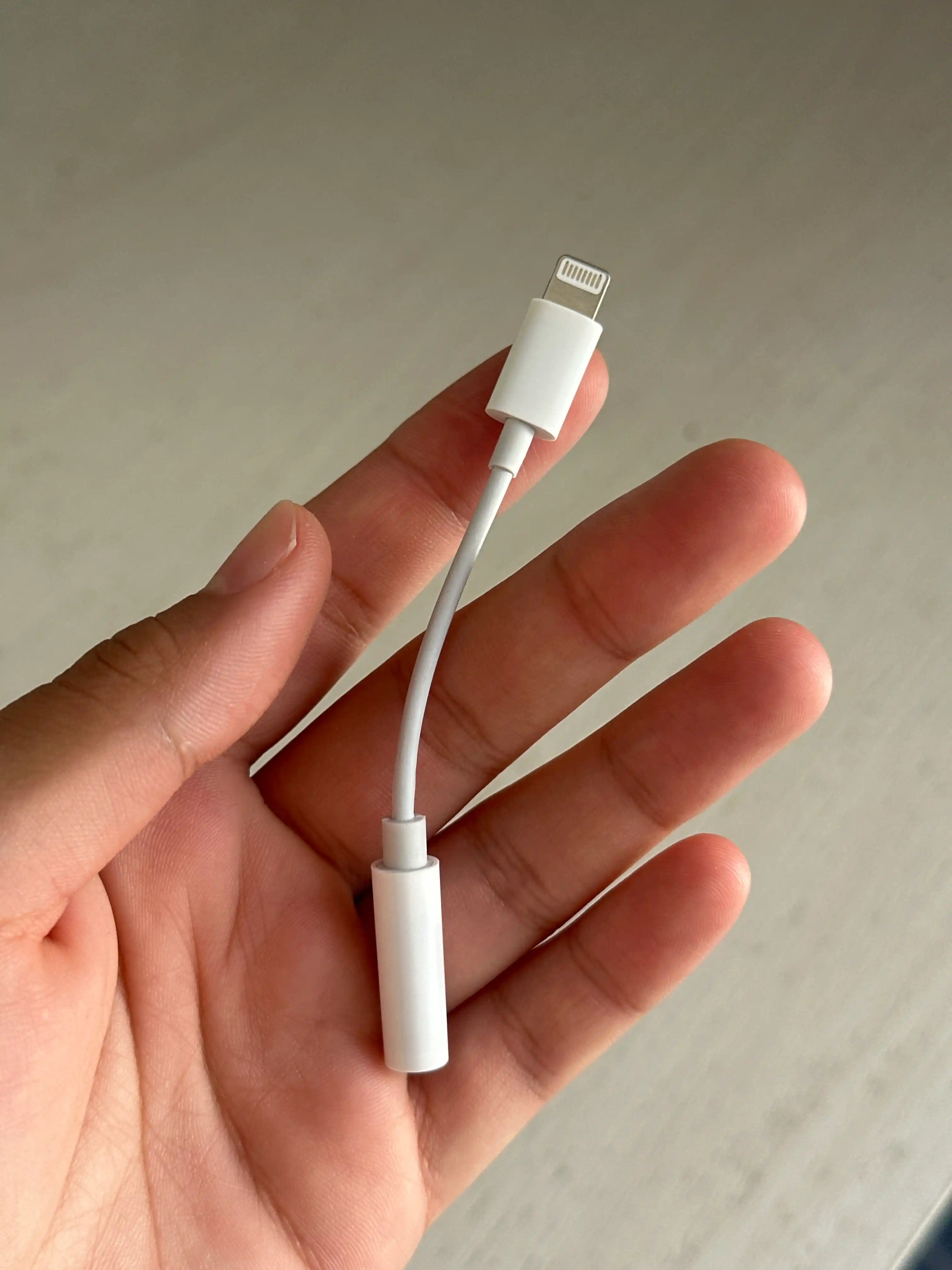 Lightning dan 3.5 mm AUX ga adapter, naushniklar uchun, oq rangda