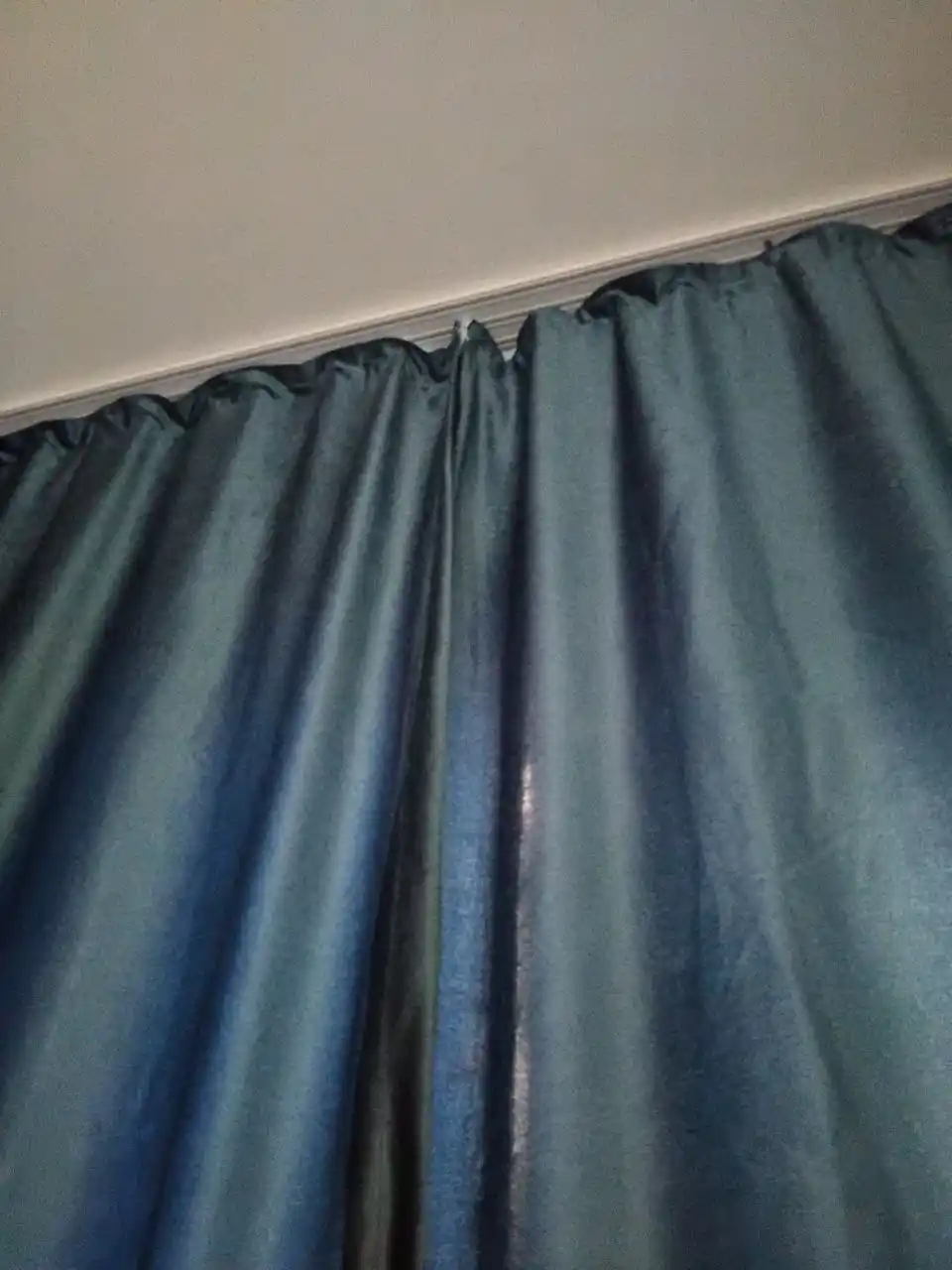 Pardalar uchun uch qatorli shift karniz