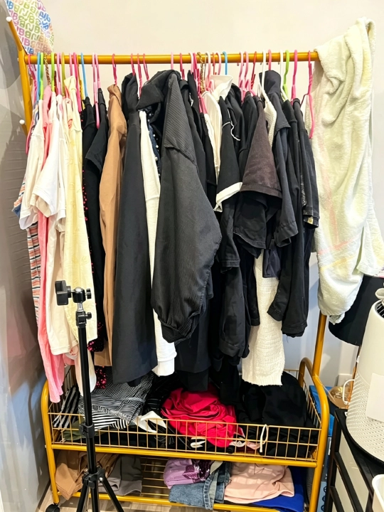 Metall garderob, polga osiladigan kiyim ilgich, poyabzal tagligi bilan, g‘ildirakli