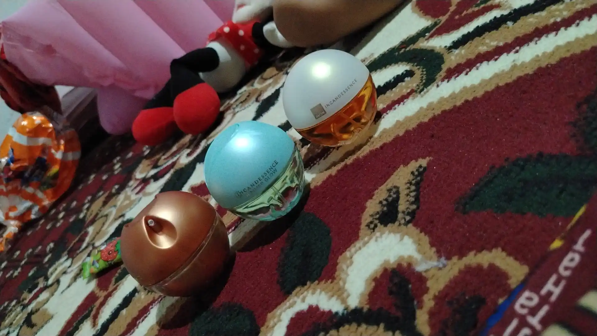 Avon Incandessence ayollar uchun parfyumlangan suv gulli sharli shisha 50 ml