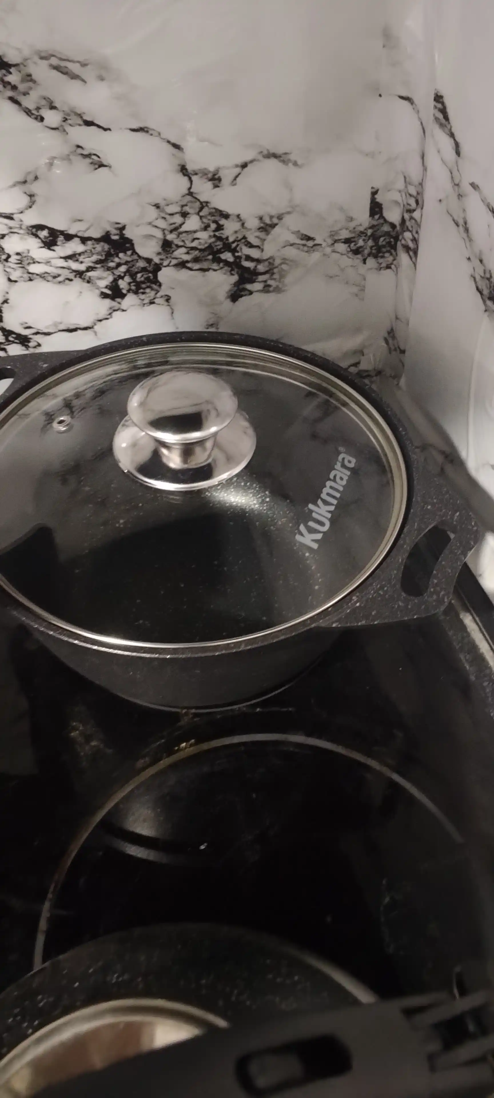 Kastryulya Kukmara, shisha qopqoq bilan, qora mramor