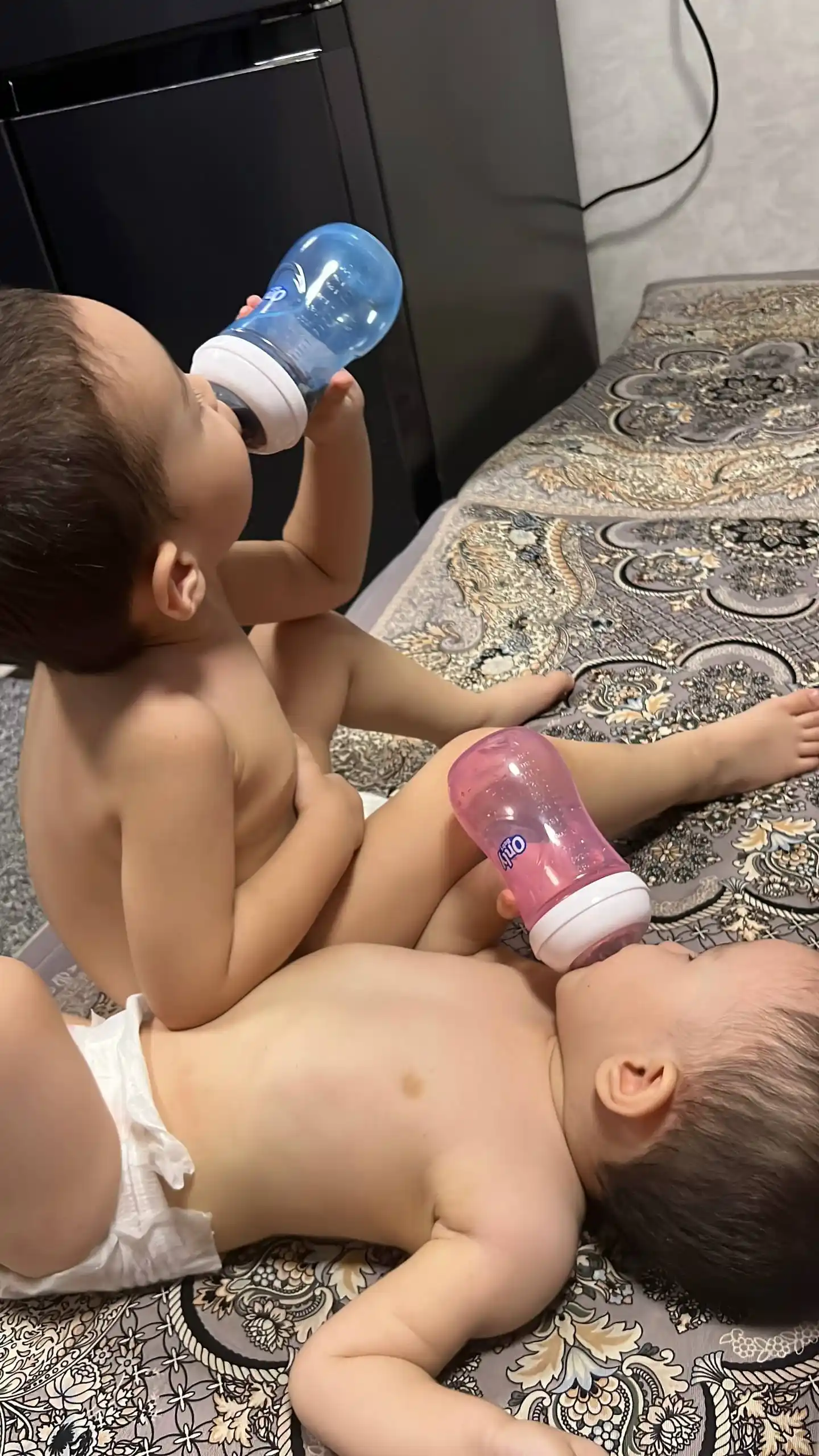 Бутылочки для детского питания, молоко, вода и контейнер для кормления