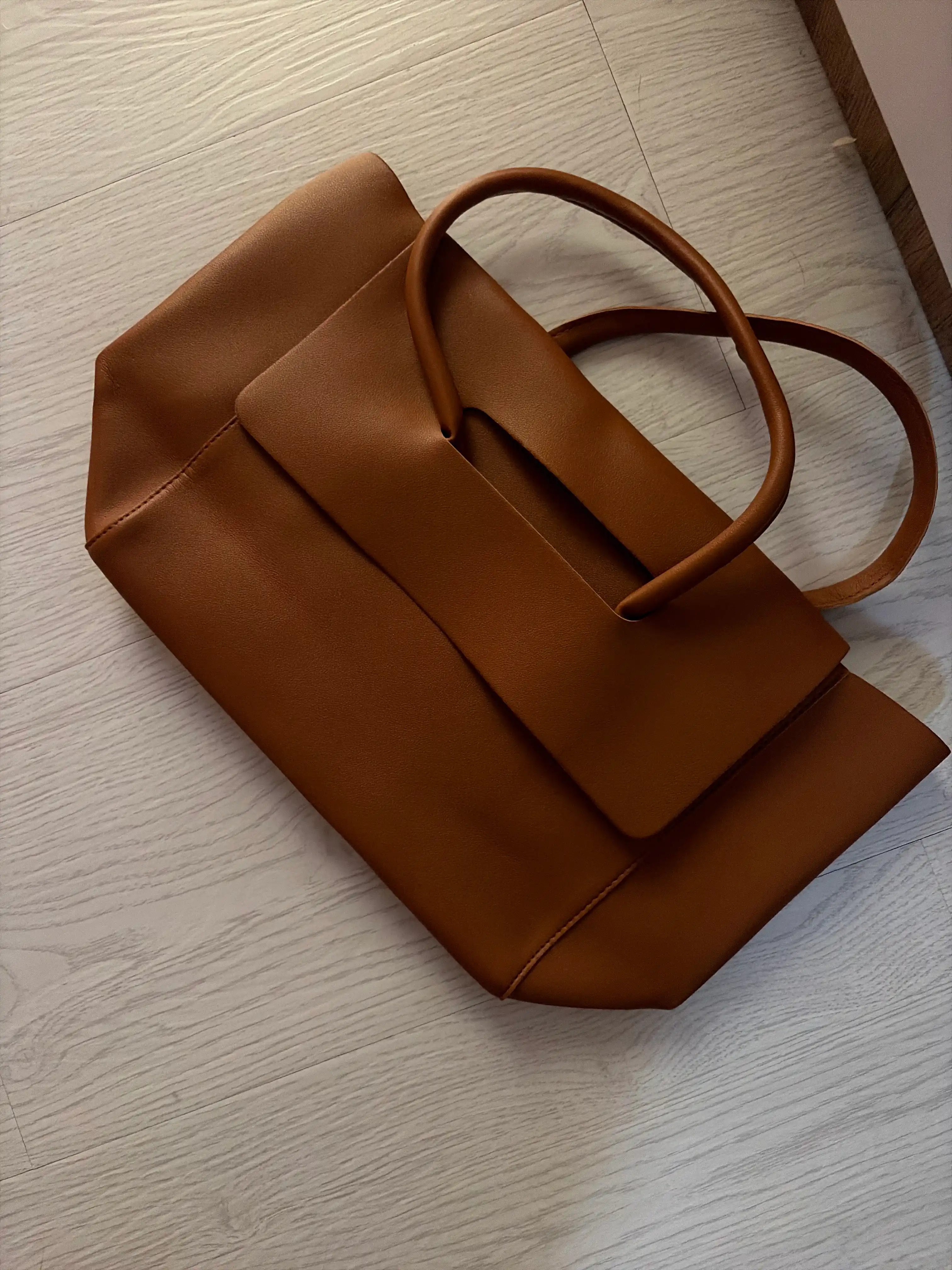 Ayollar uchun katta tote sumka, PU material, klapanli va tutqichli