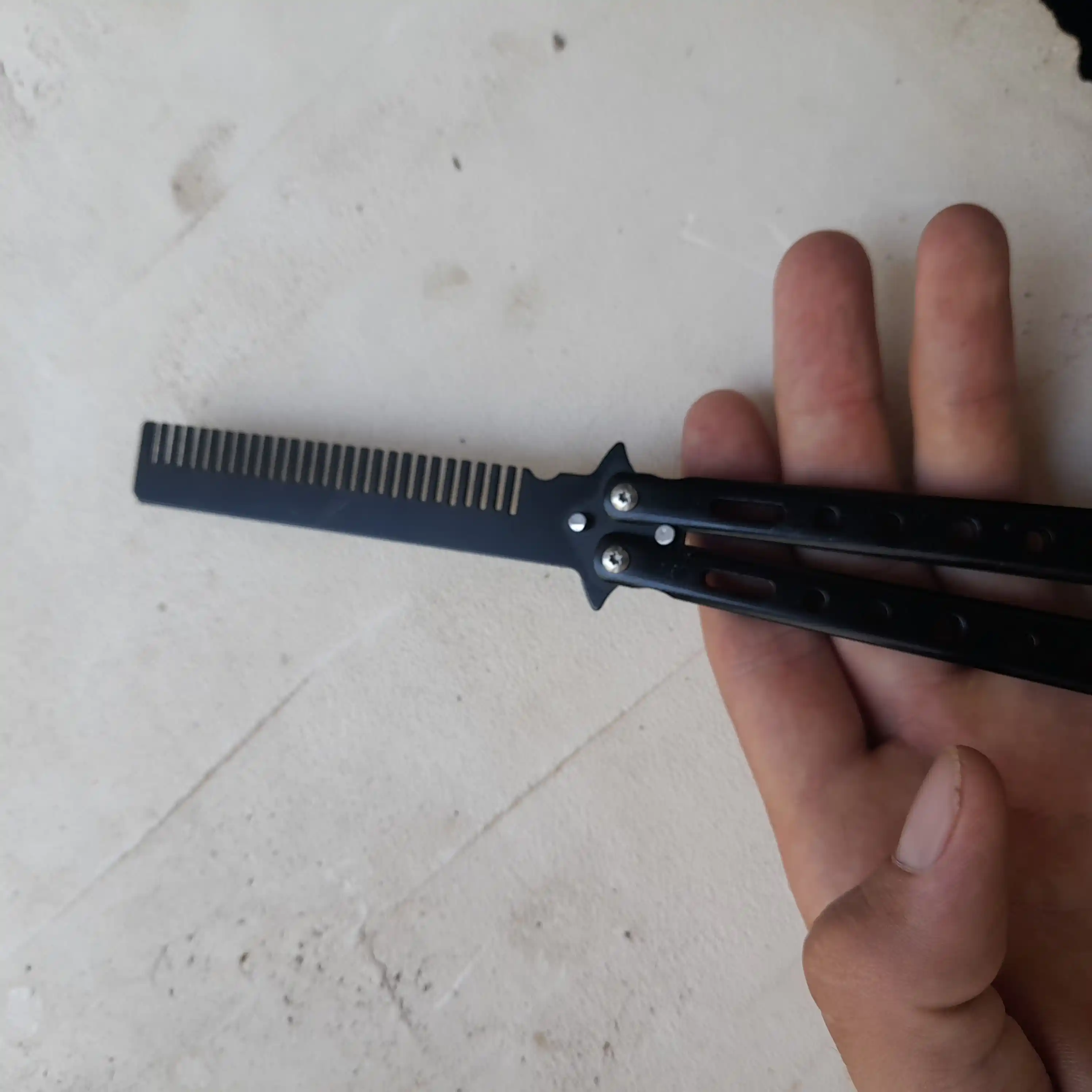Taroq metal balisong, soch va soqol turmagi, flipping va mashqlar uchun ixcham taroq