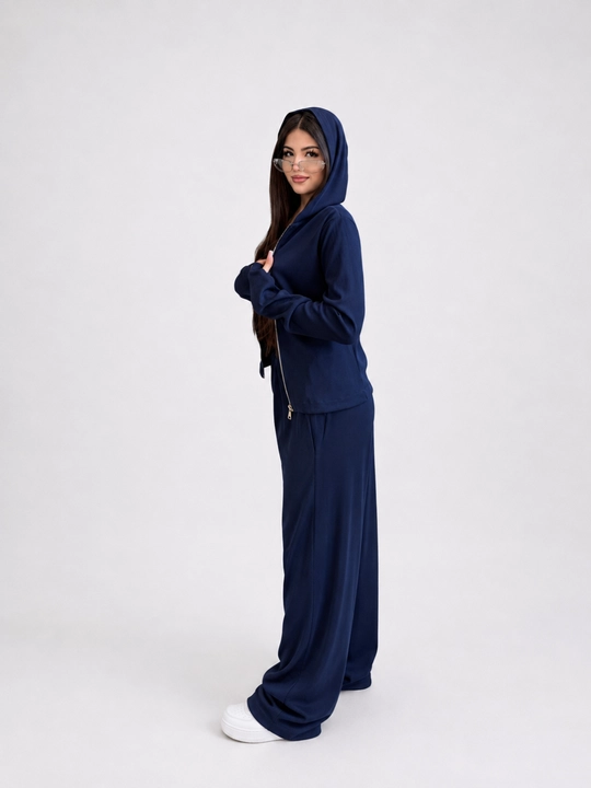Женский велюровый костюм-двойка с укороченным худи на молнии и широкими брюками - 