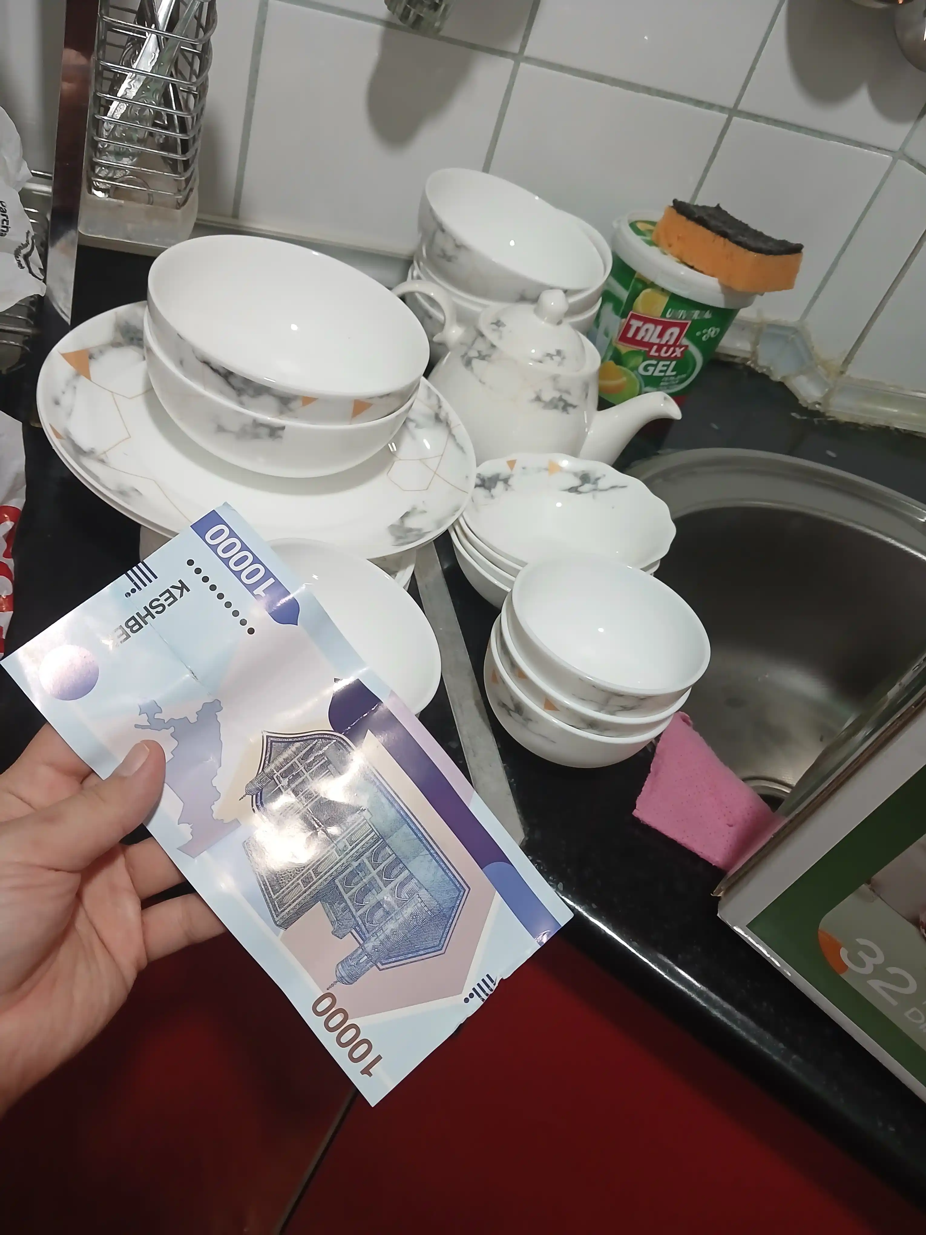 Набор посуды из опалового стекла, 32 предмета, с чайником и мисками, на 6 персон