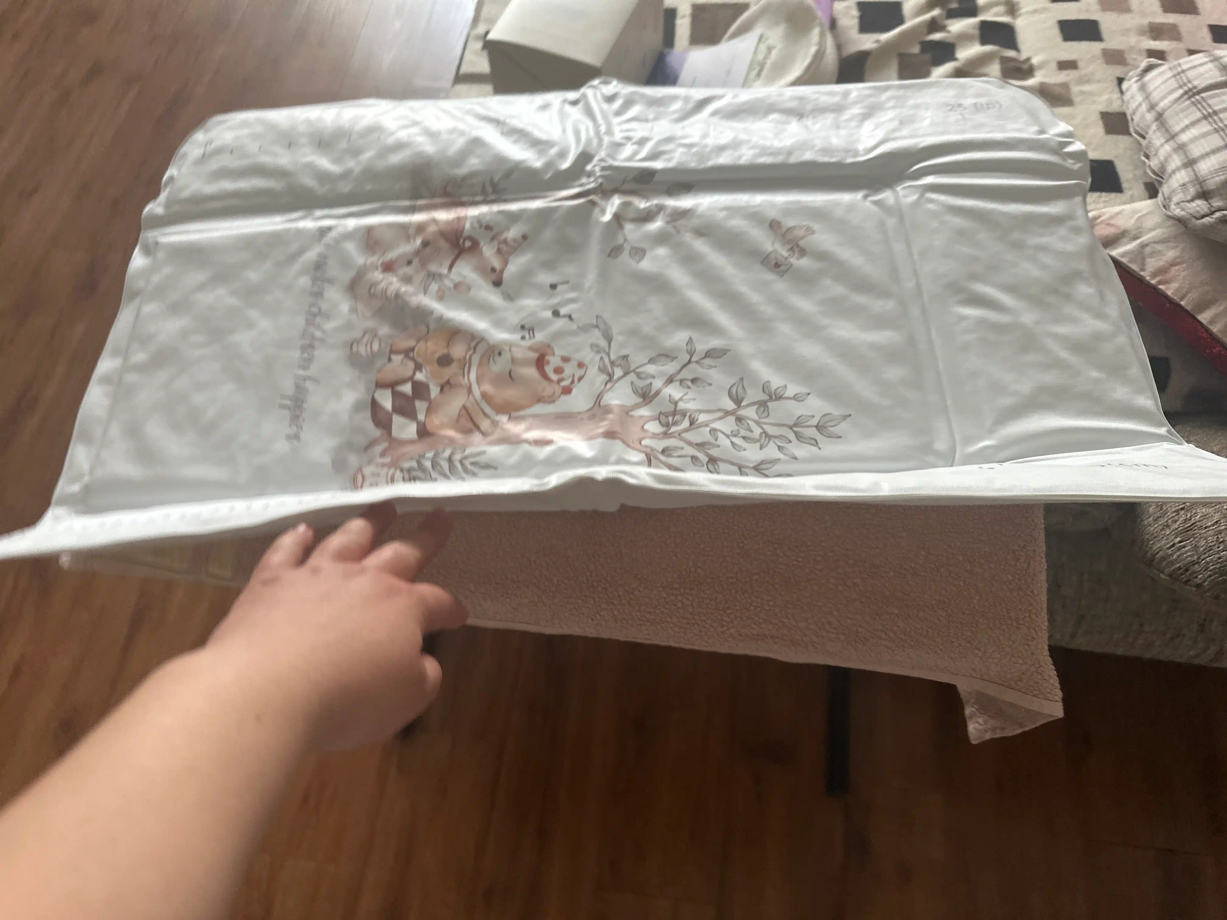 Chaqaloqlar uchun kiyintirish va pampers almashtirish mati,