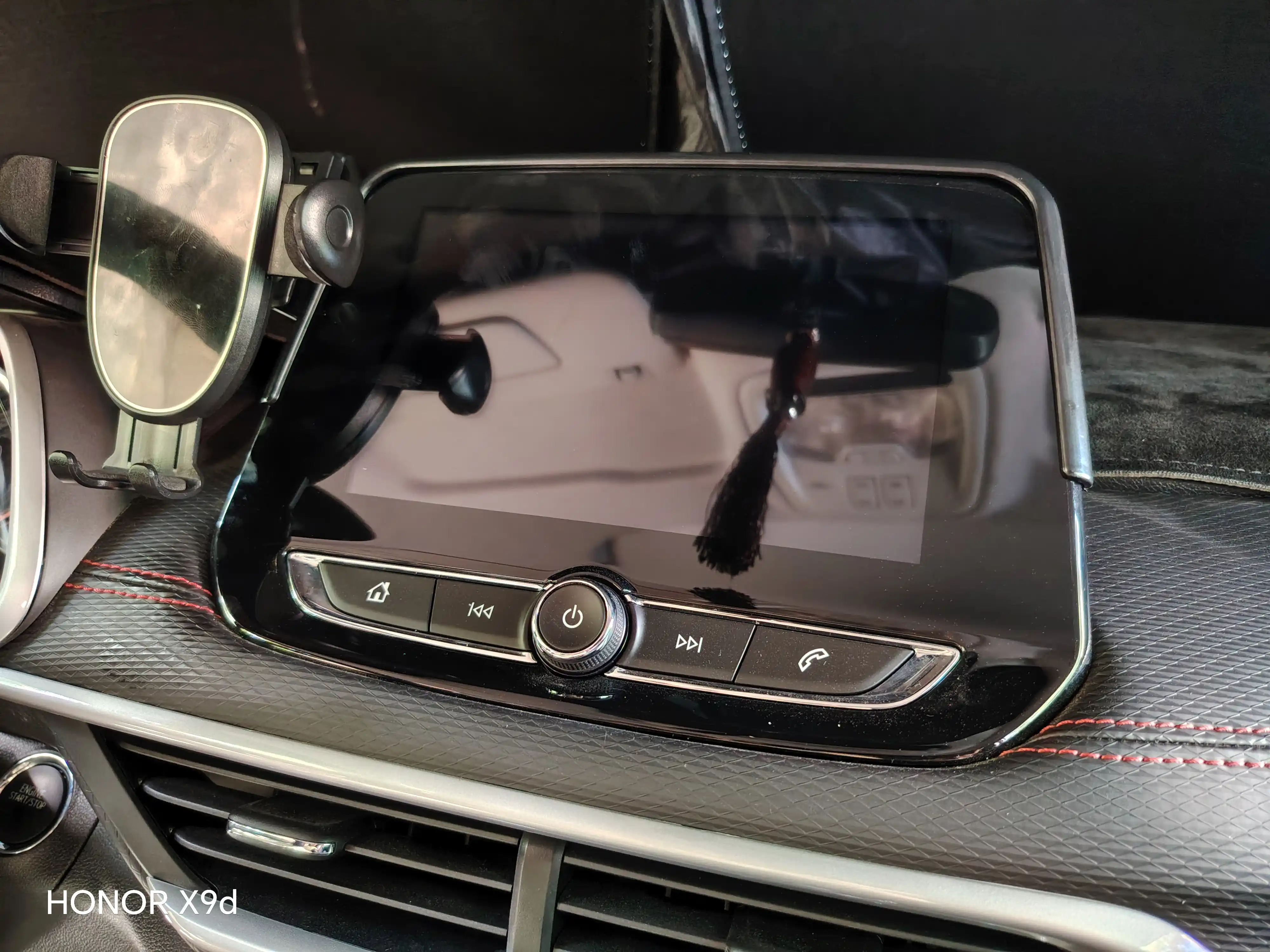 Onix Tracker uchun telefon tutqichi.monitor holder, telefon ushlagichi, onix patstafka,