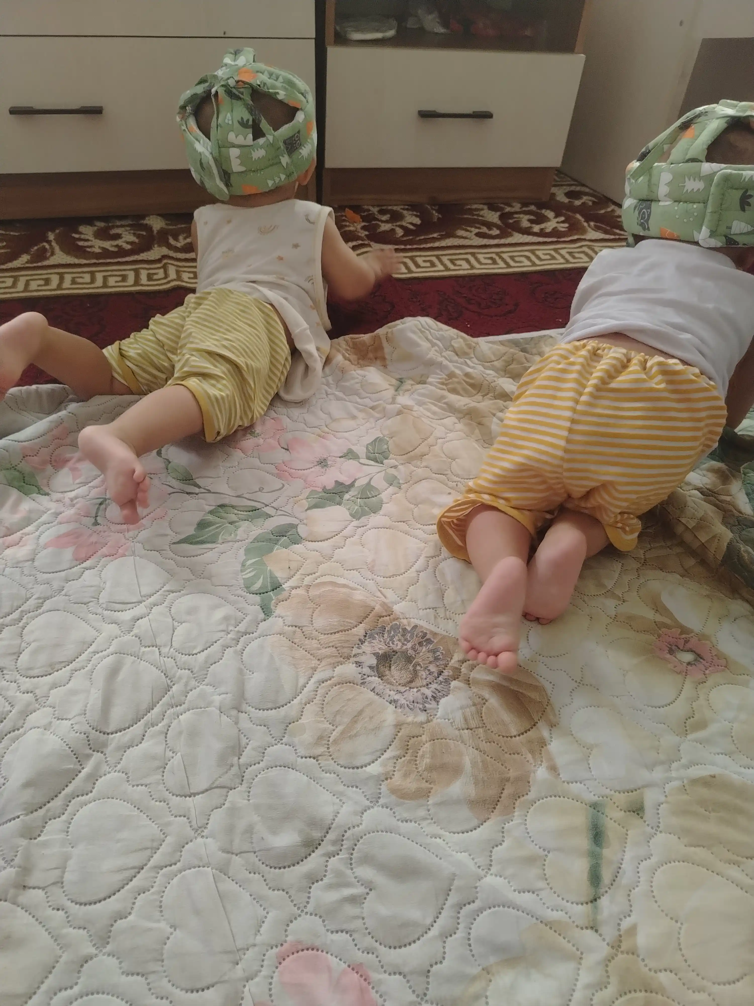 Bolaning boshini himoya qilish uchun zarbaga qarshi shlem-qalpoq