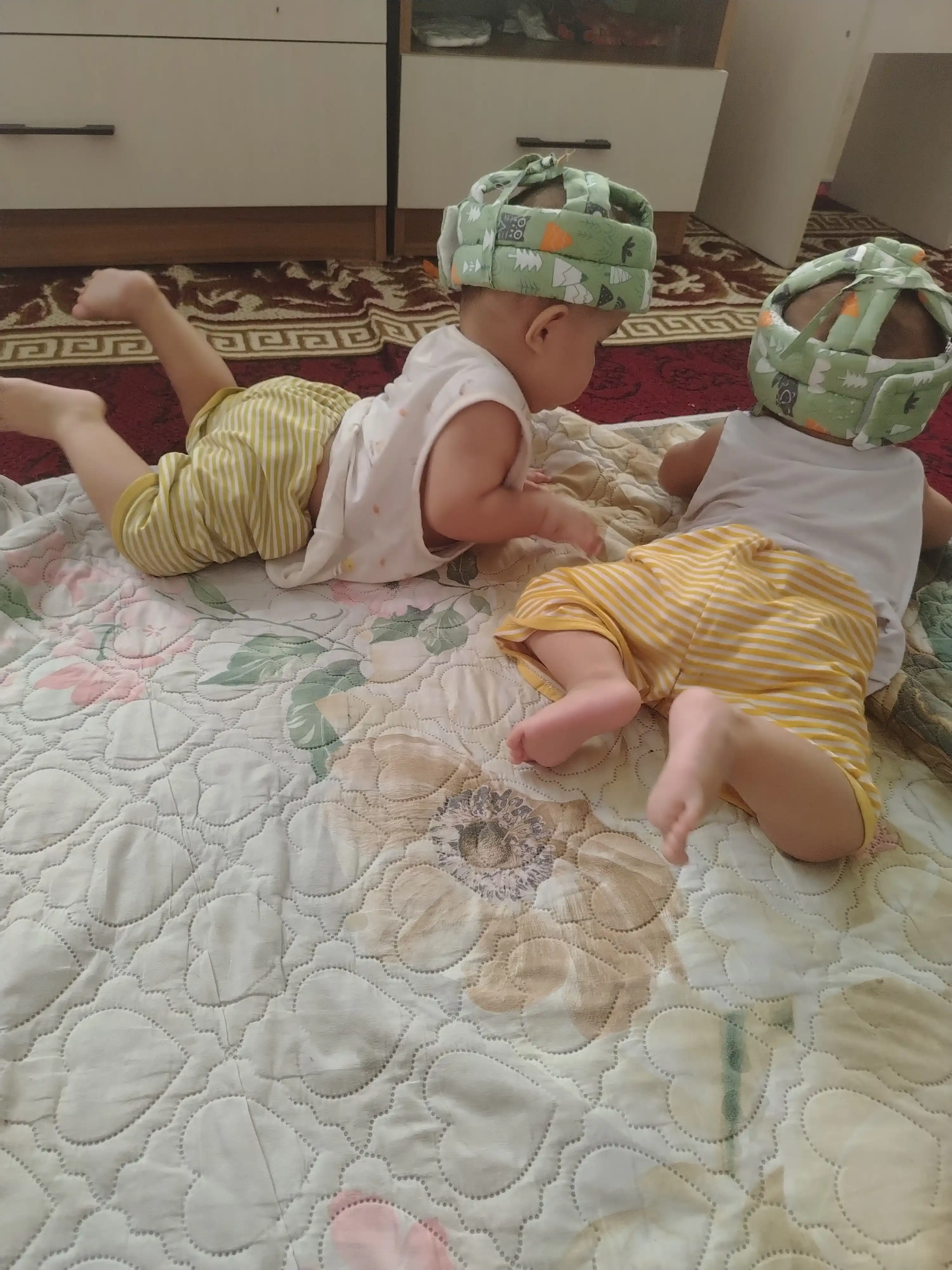 Bolaning boshini himoya qilish uchun zarbaga qarshi shlem-qalpoq