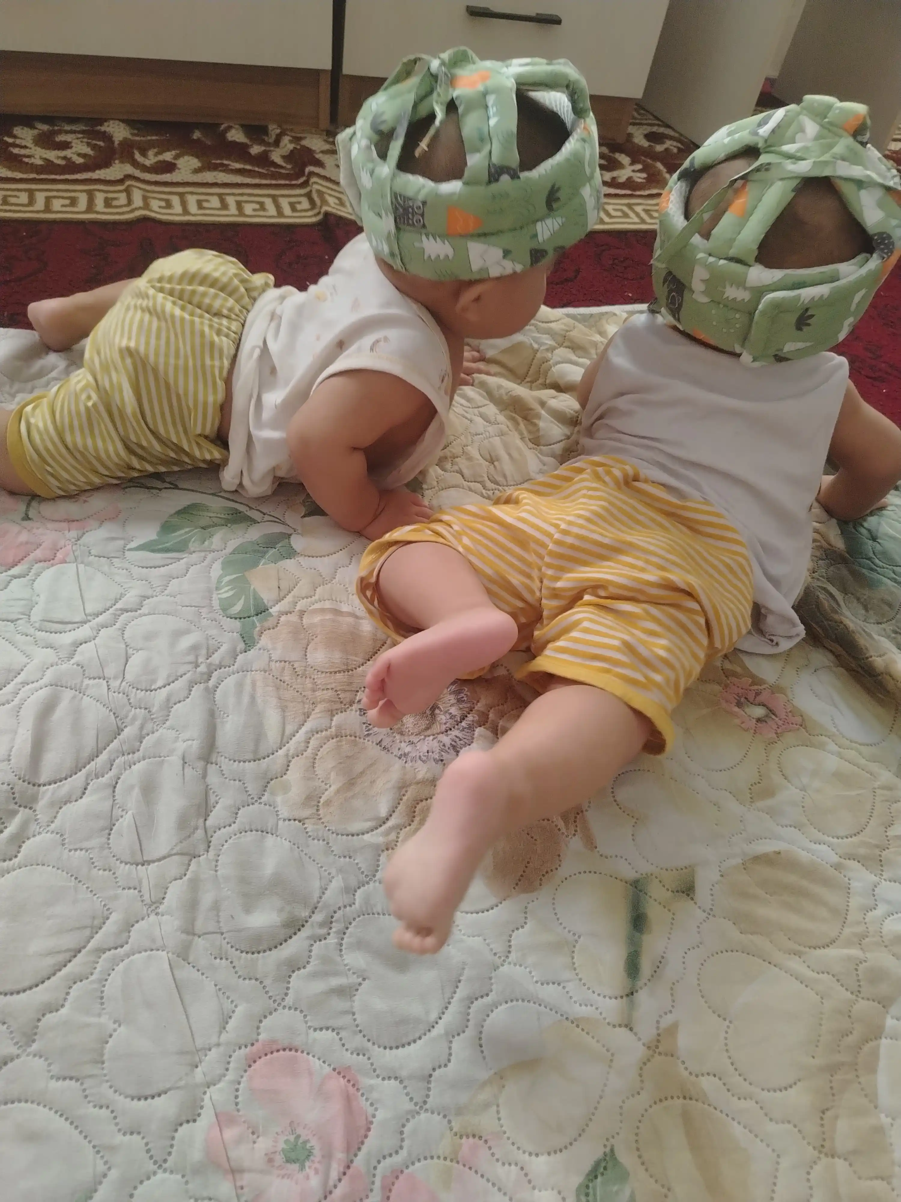 Bolaning boshini himoya qilish uchun zarbaga qarshi shlem-qalpoq