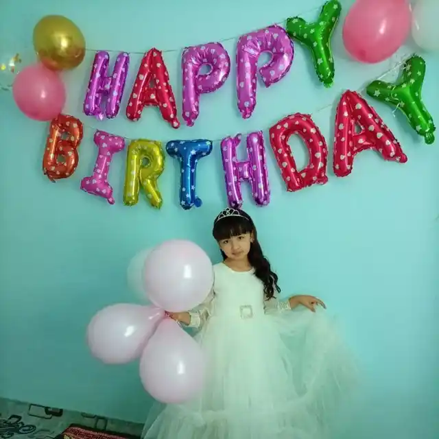 Happy Birthday harfli sharchalar, devordagi yozuv, fotozona uchun gulchambar