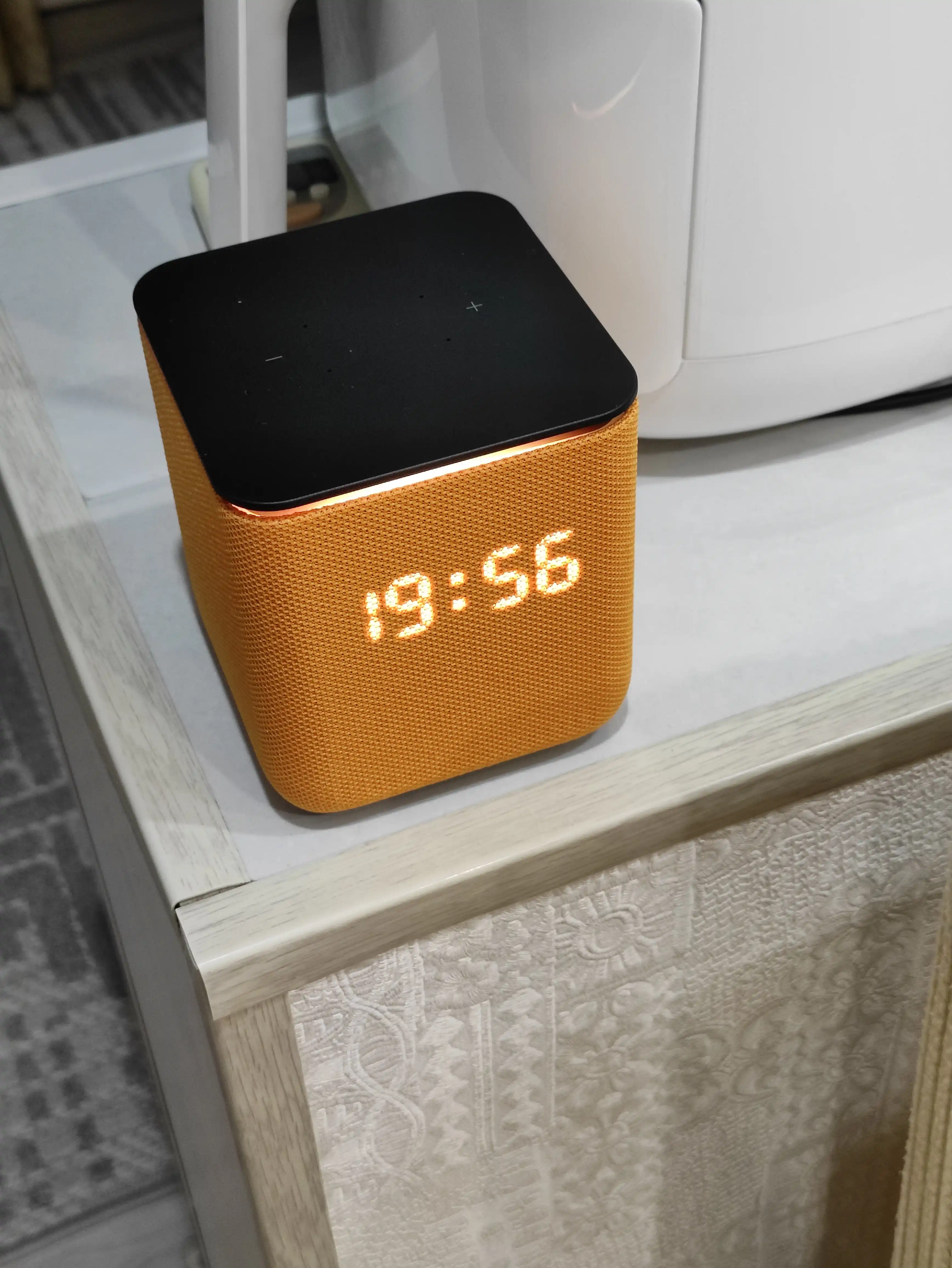 Умная колонка Яндекс Станция Миди с Алисой, часами YandexGPT Zigbee, узбекским языком 24Вт