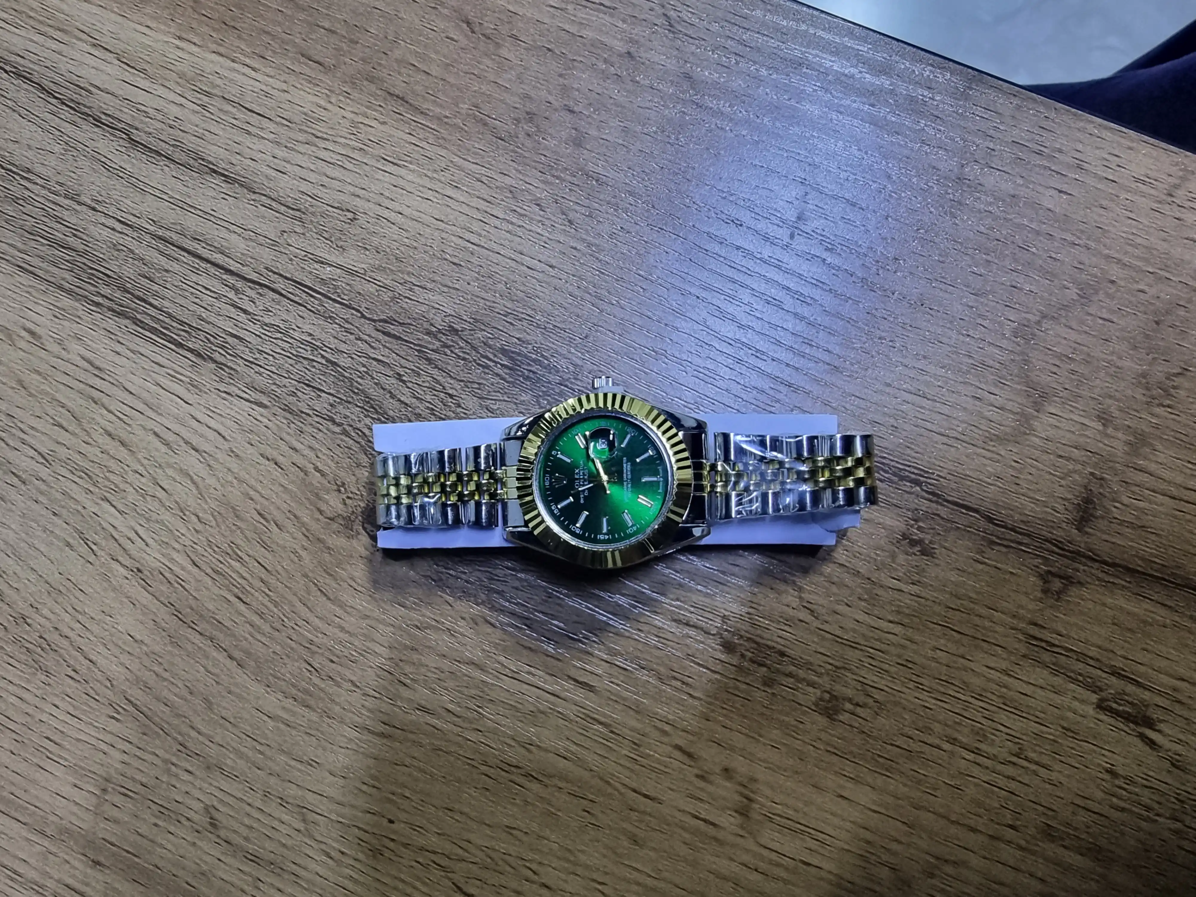 Ayollar qo‘l soati, metall brasletli, sana ko‘rsatkichli, toshli klassik model