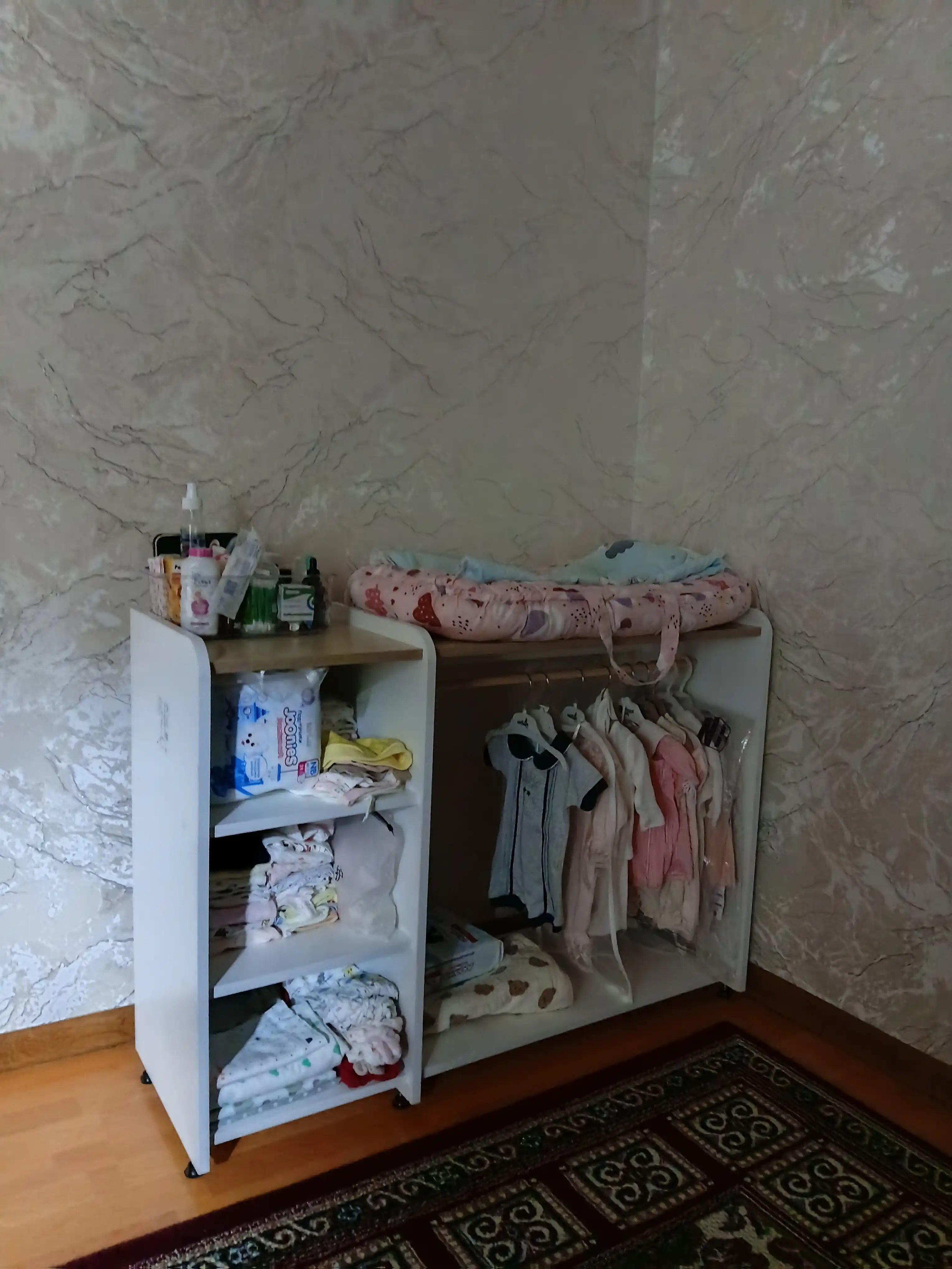 Детский стеллаж для одежды с вешалкой и полками (Montessori)