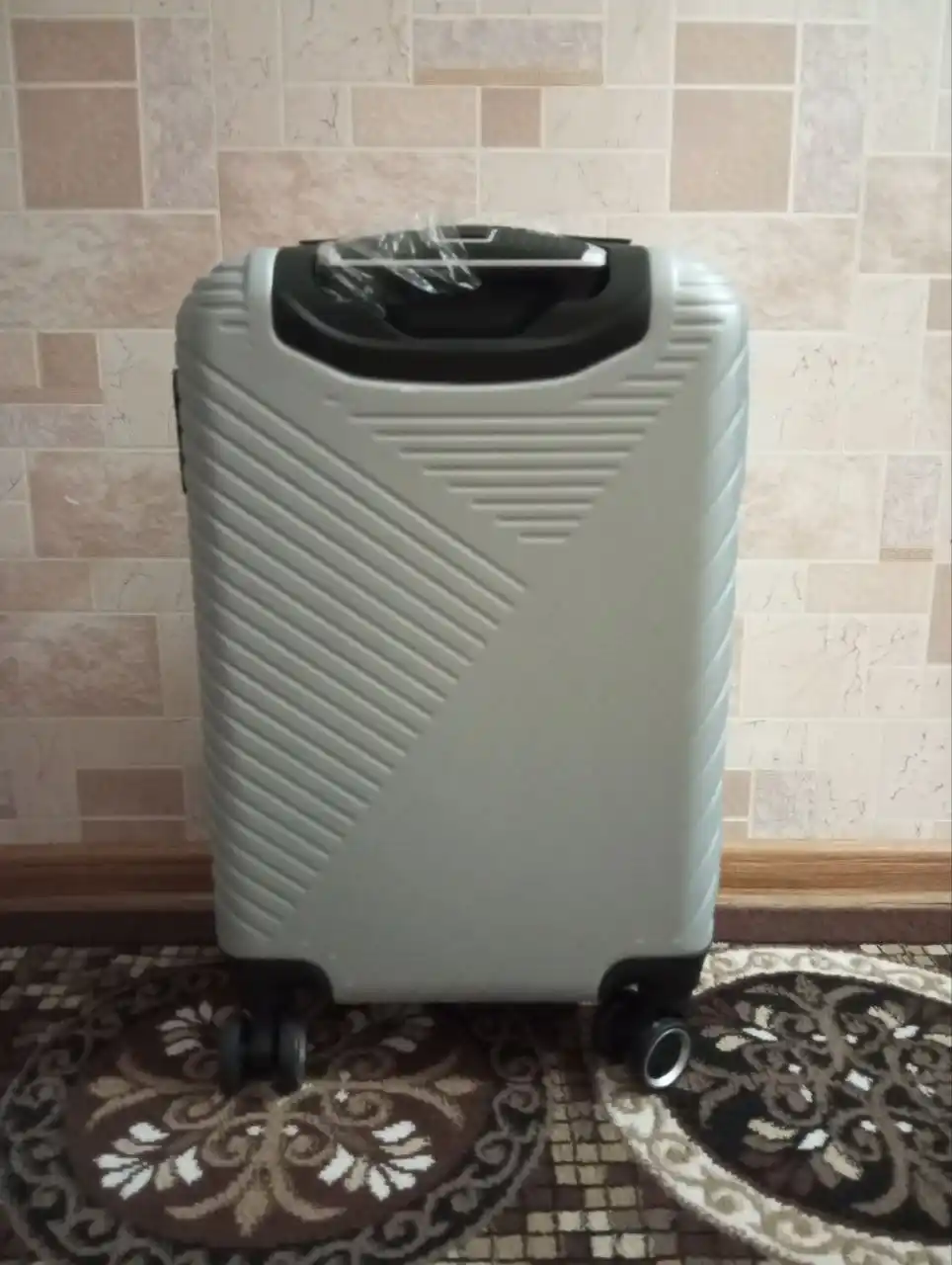 Sayohat chamadoni S M L, kodli qulfli, ABS-plastikdan tayyorlangan  360° g‘ildirakli