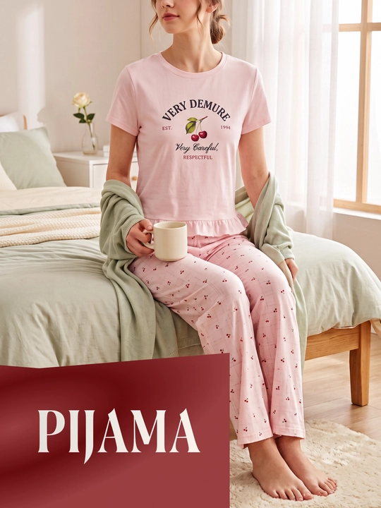 Ayollar uchun uy kiyimi va pijama to'plami "Very Demure", futbolka va shim - 
