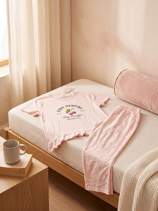 Ayollar uchun uy kiyimi va pijama to'plami "Very Demure", futbolka va shim