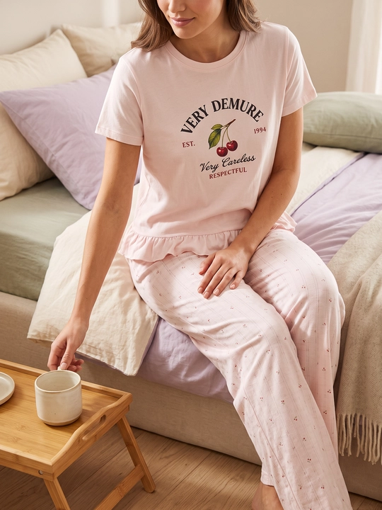 Ayollar uchun uy kiyimi va pijama to'plami "Very Demure", futbolka va shim