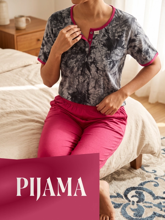 Ayollar uchun uy kiyimi va pijama to'plami "Very Demure", futbolka va shim - 