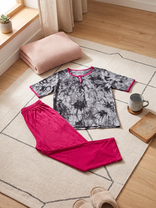 Ayollar uchun uy kiyimi va pijama to'plami "Very Demure", futbolka va shim